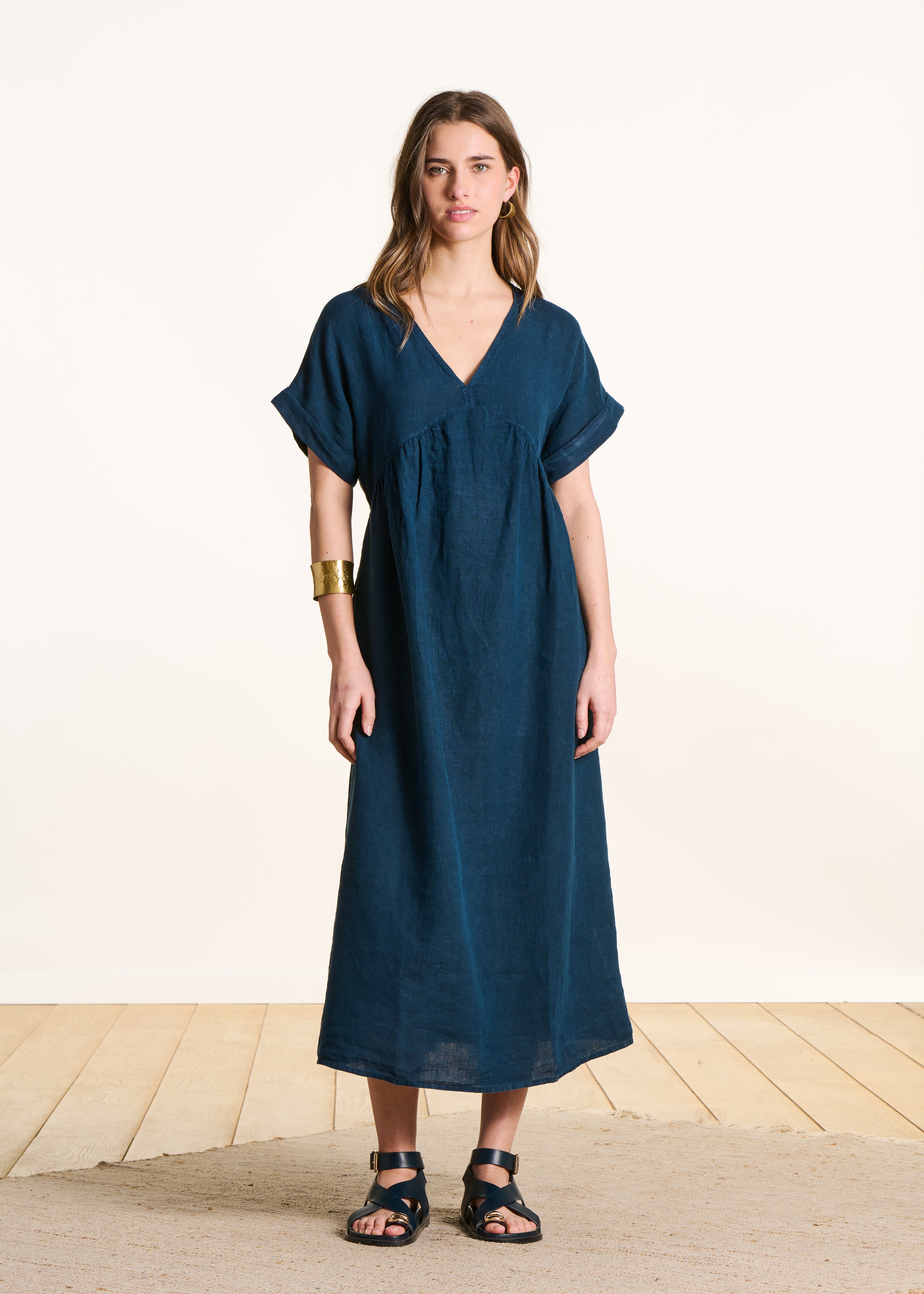 Vestido comprido fluído em linho azul petróleo com mangas curtas