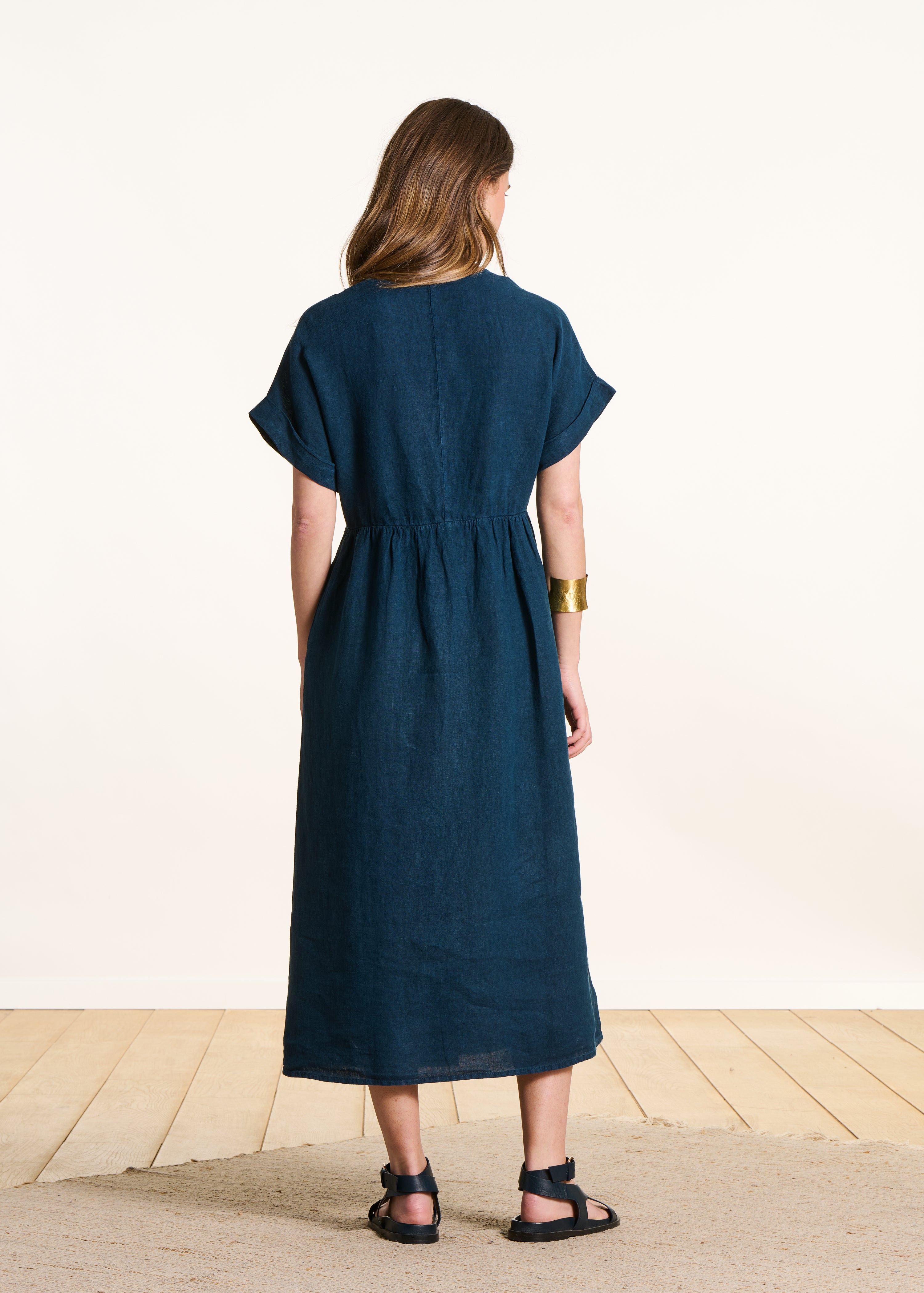 Vestido comprido fluído em linho azul petróleo com mangas curtas