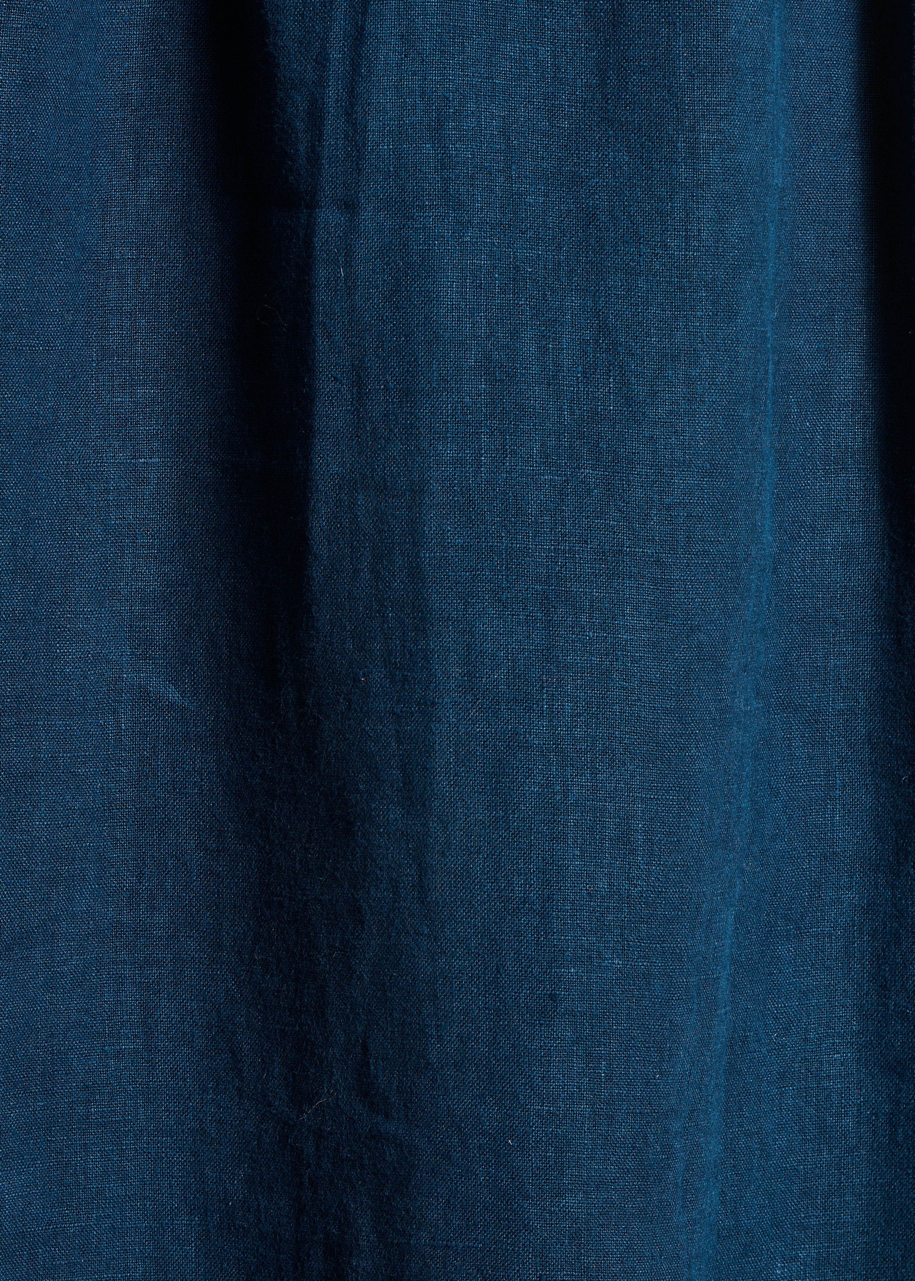 Vestido comprido fluído em linho azul petróleo com mangas curtas