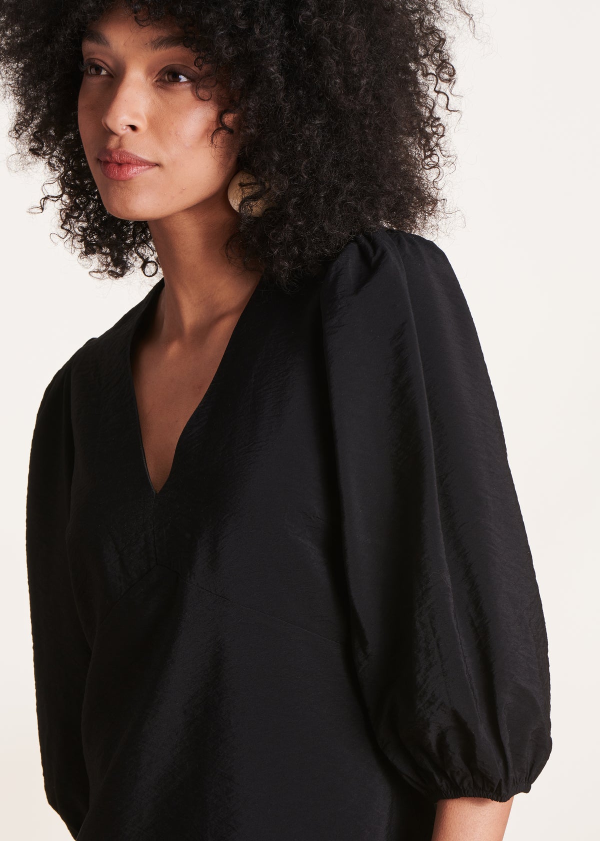 Black long-sleeved slim-fit short dress