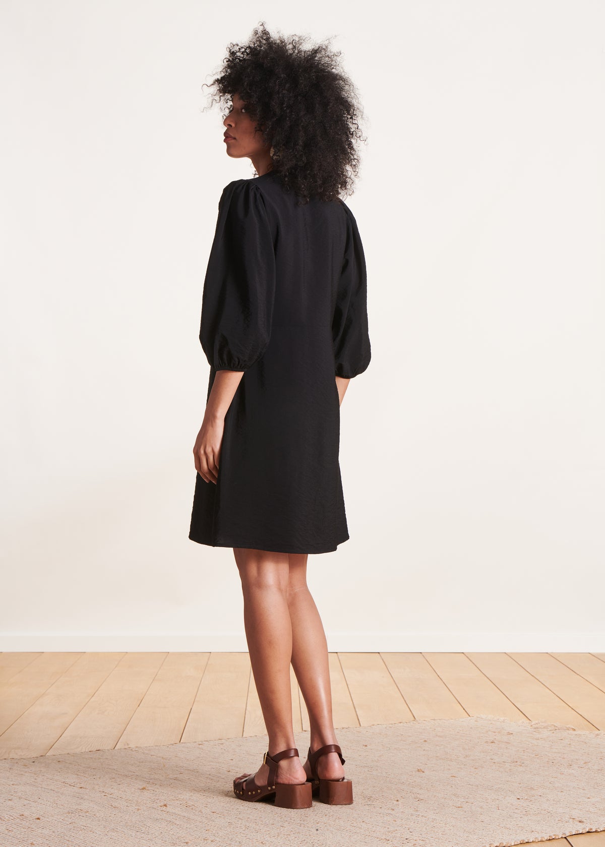 Black long-sleeved slim-fit short dress