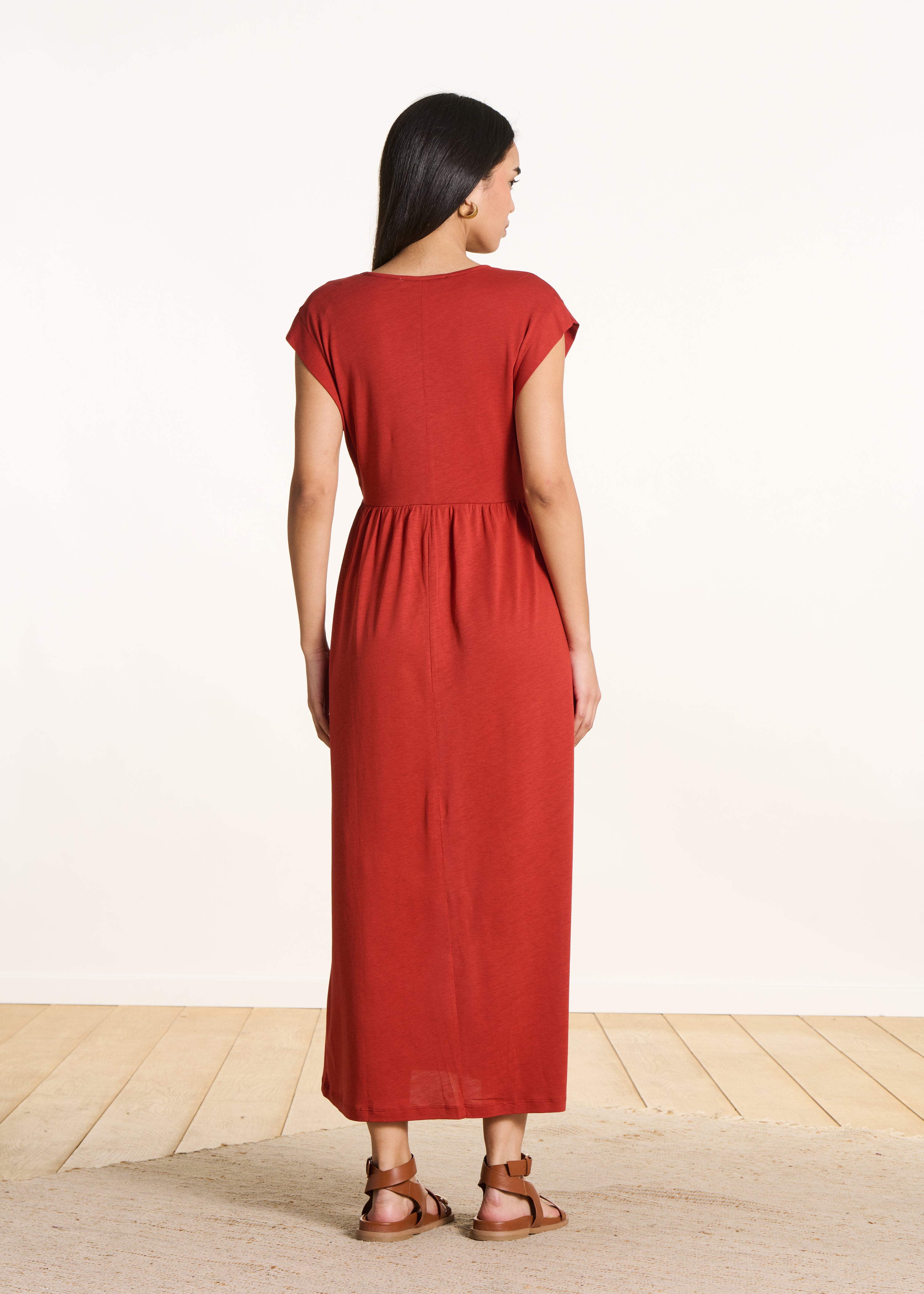 Robe midi fluide rouge à col V en lyocell