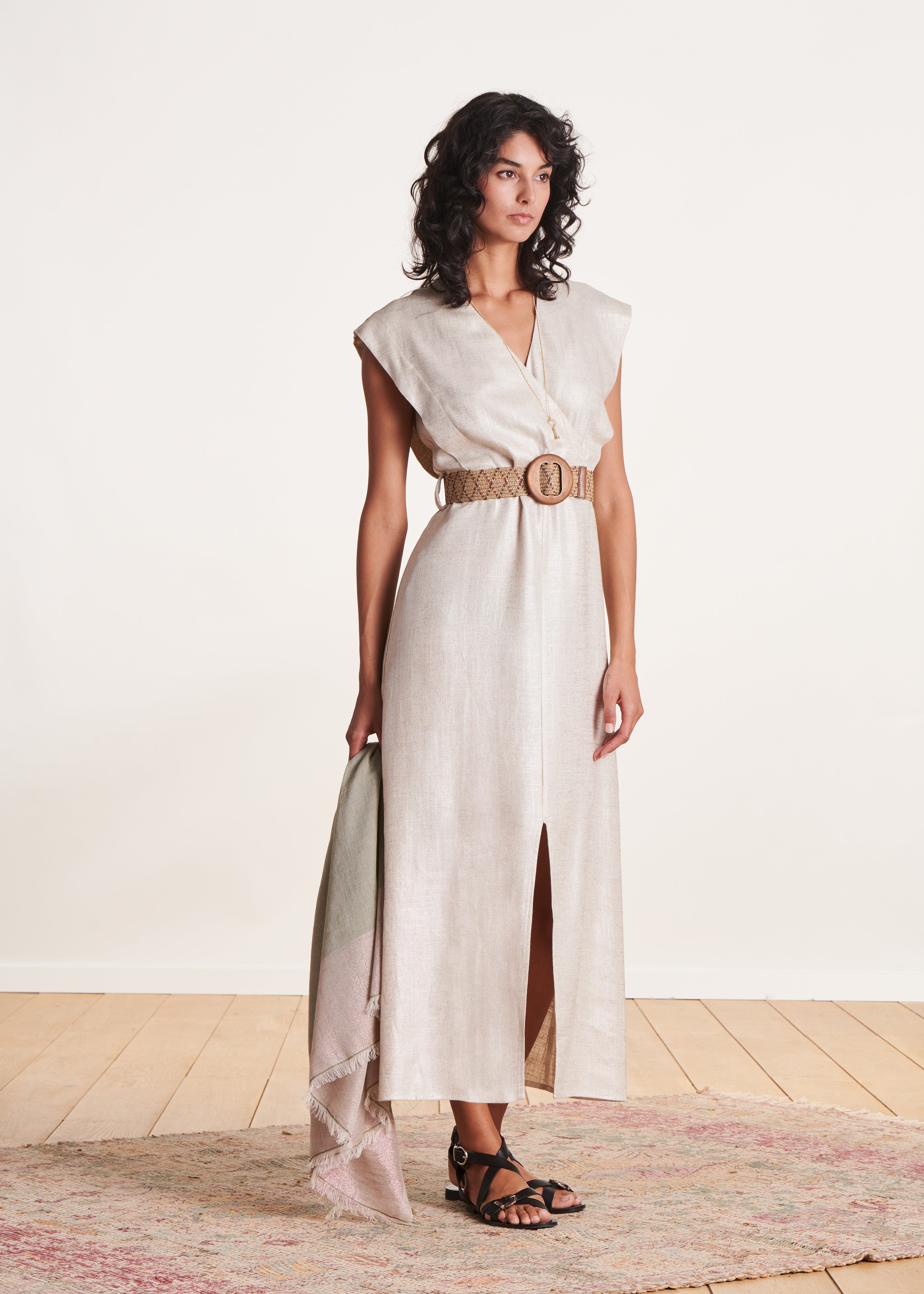 Robe mi-longue cache-cœur beige irisé en lin foiled