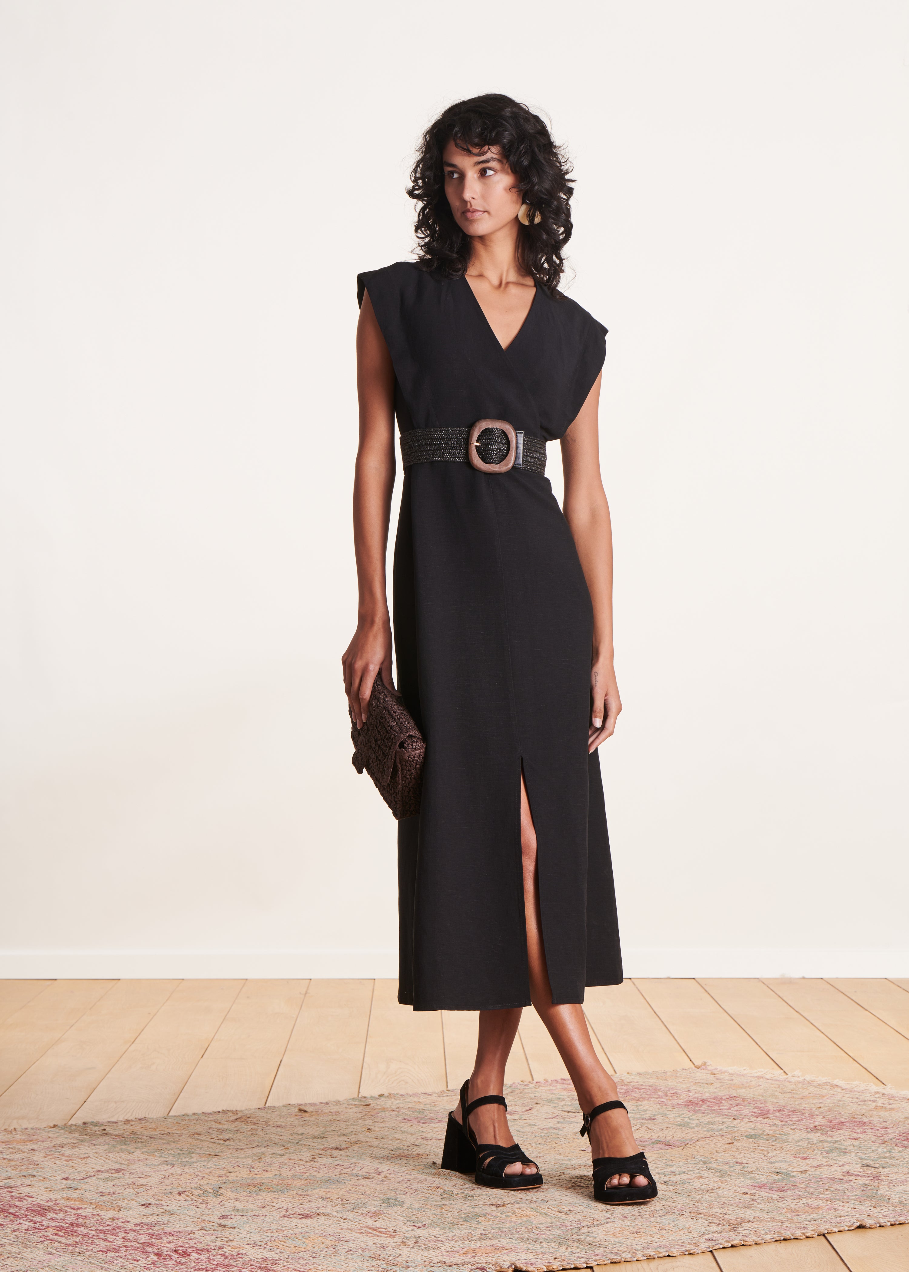 Robe mi-longue fendue cache-cœur noire