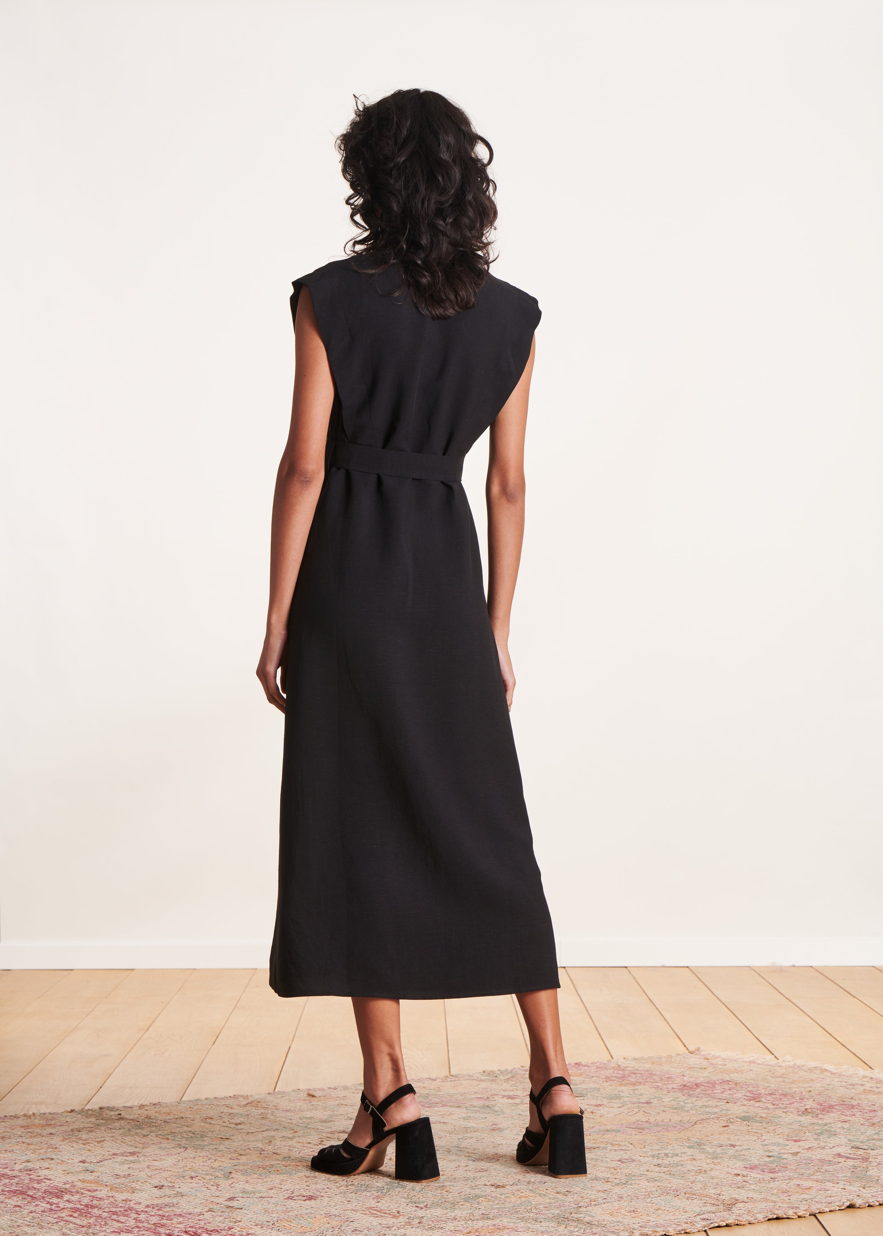 Robe mi-longue fendue cache-cœur noire