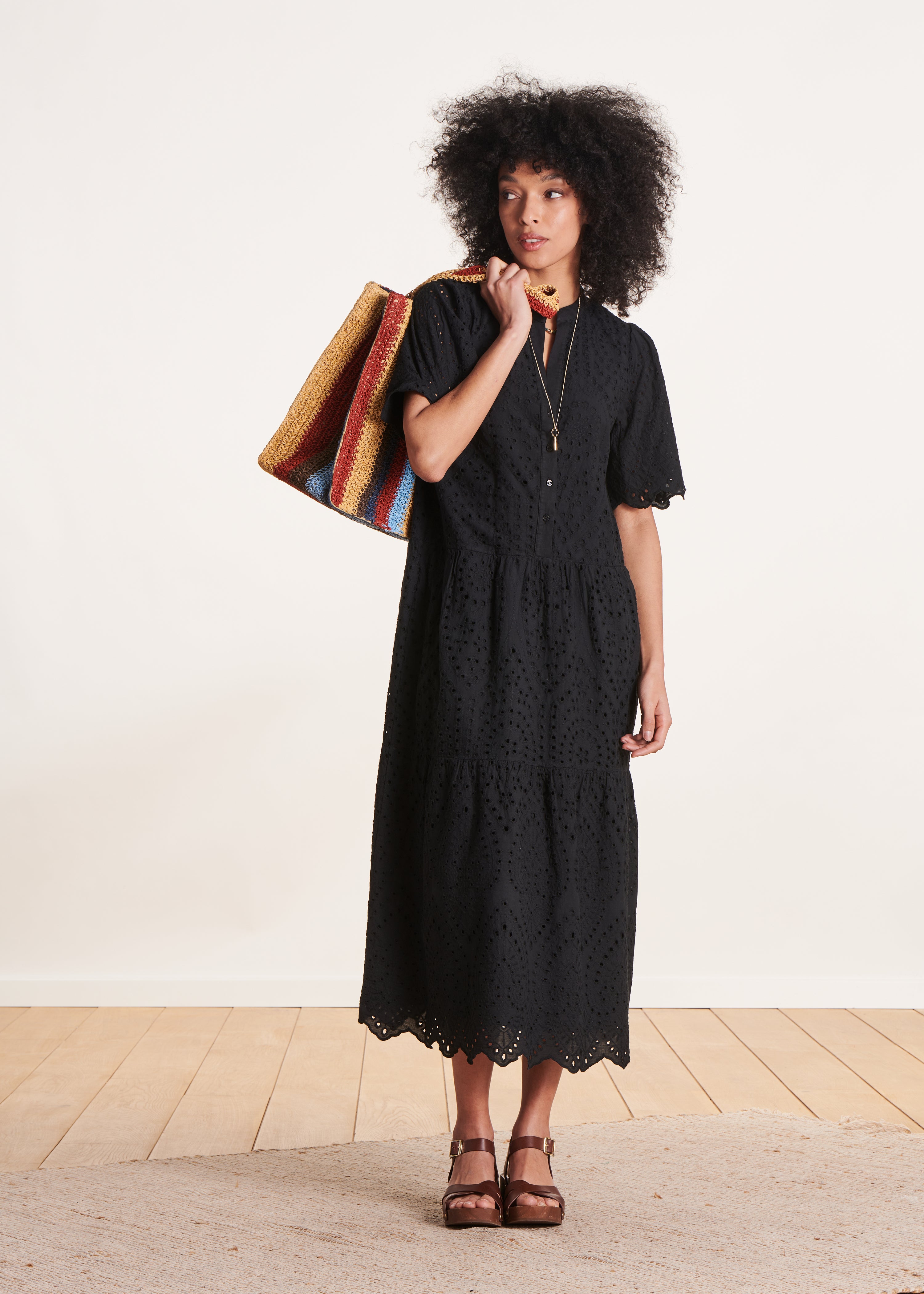 Robe longue noire en broderie anglaise manches courtes