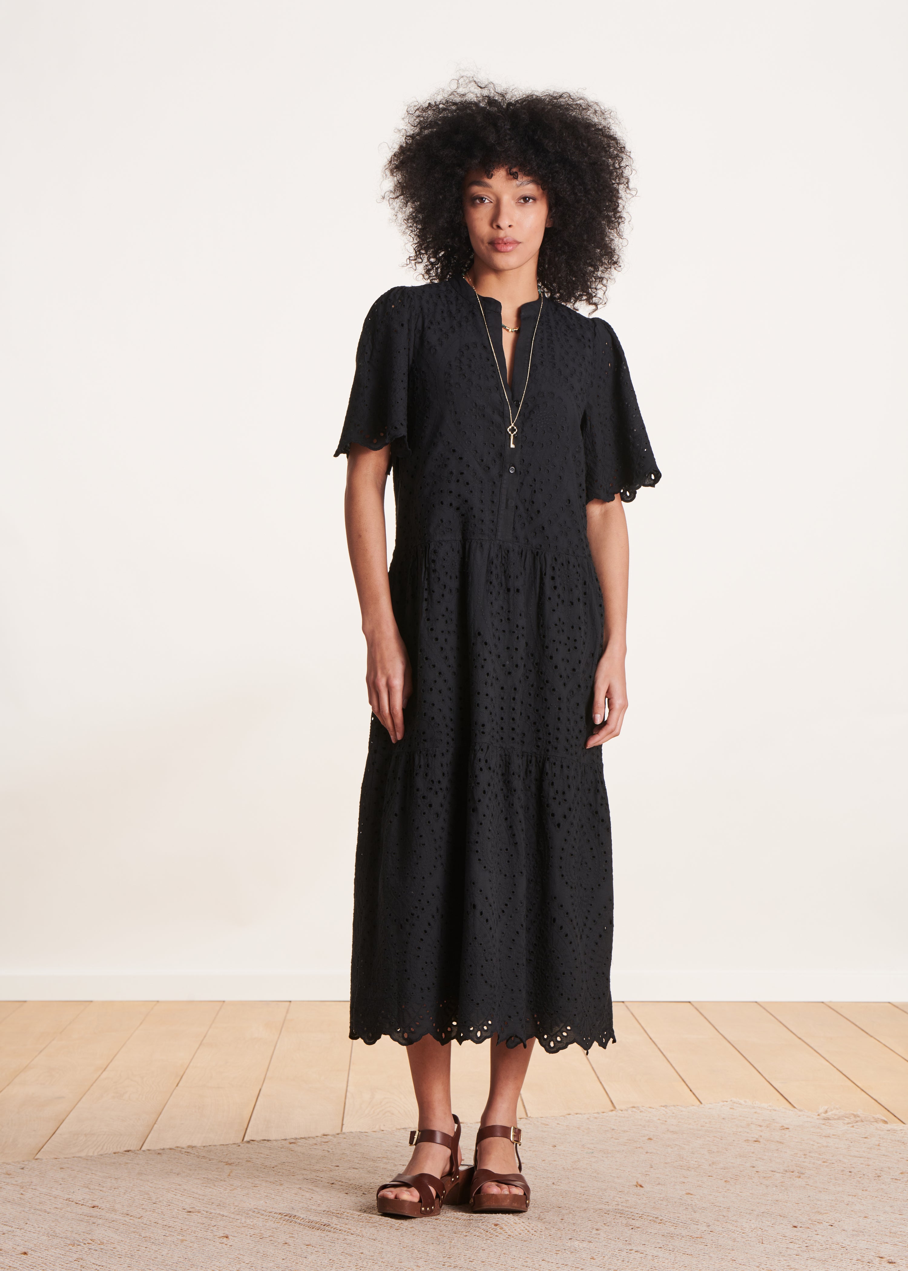Robe longue noire en broderie anglaise manches courtes