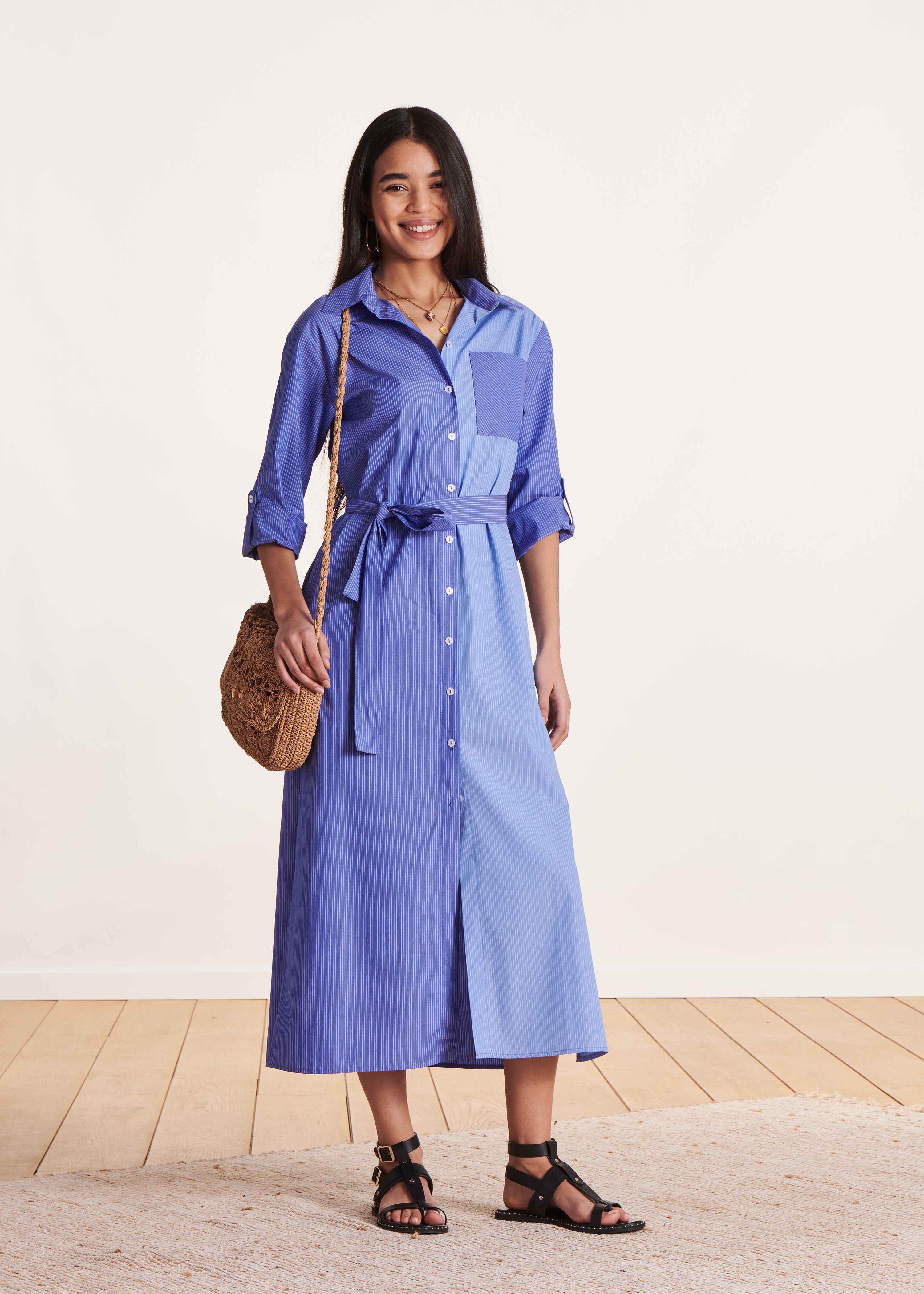 Robe chemise mi-longue bleue en coton rayé