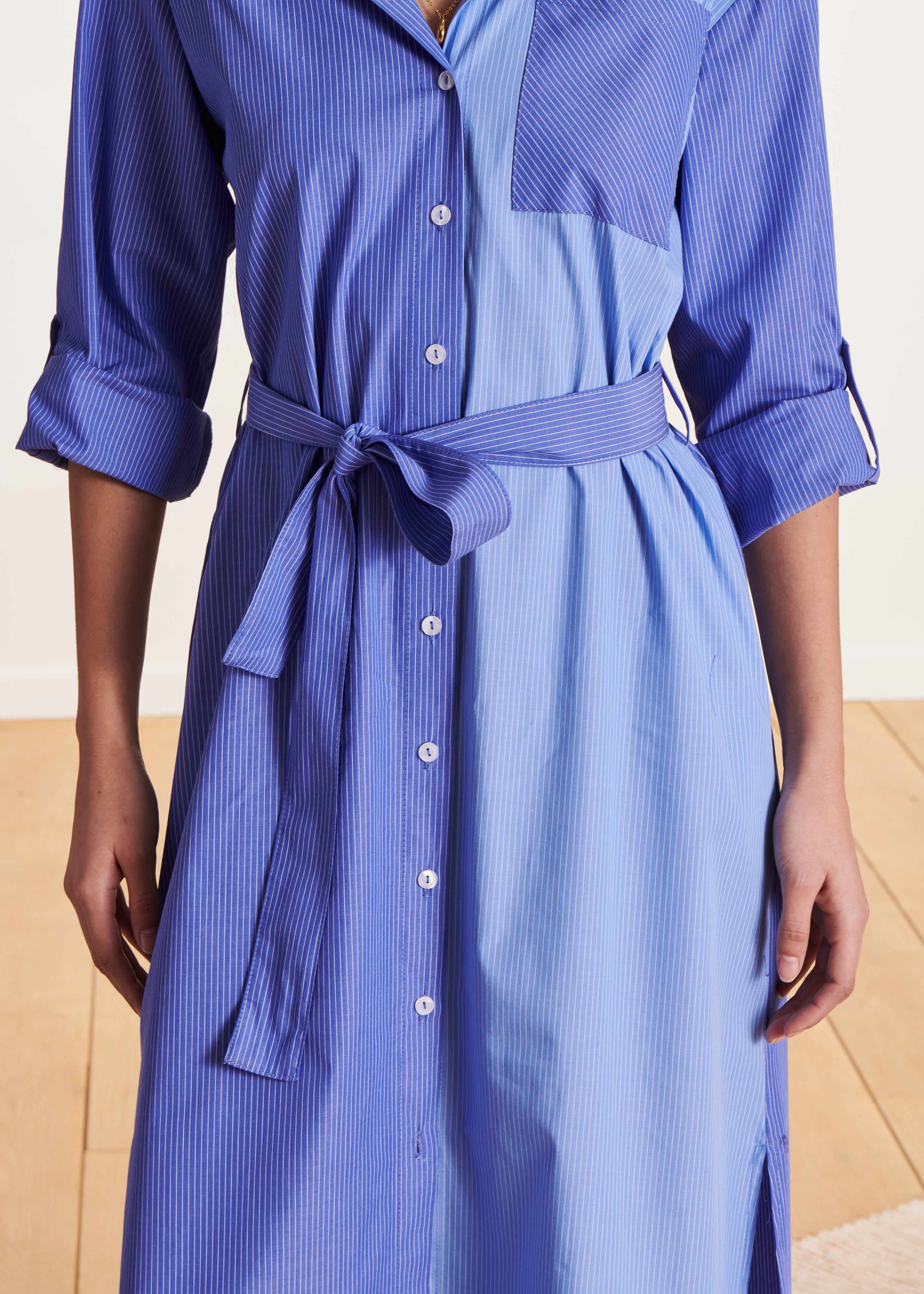 Robe chemise mi-longue bleue en coton rayé