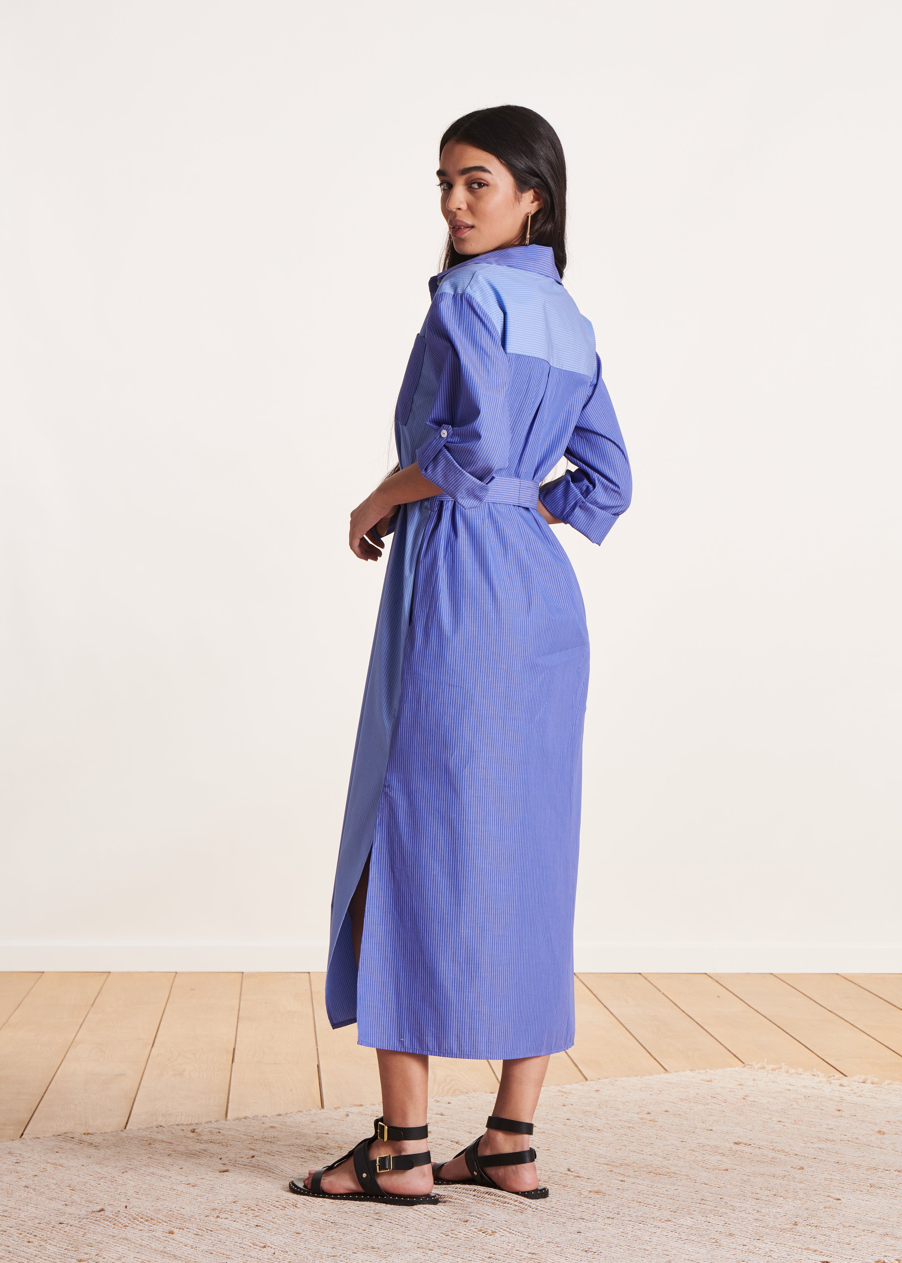 Robe chemise mi-longue bleue en coton rayé