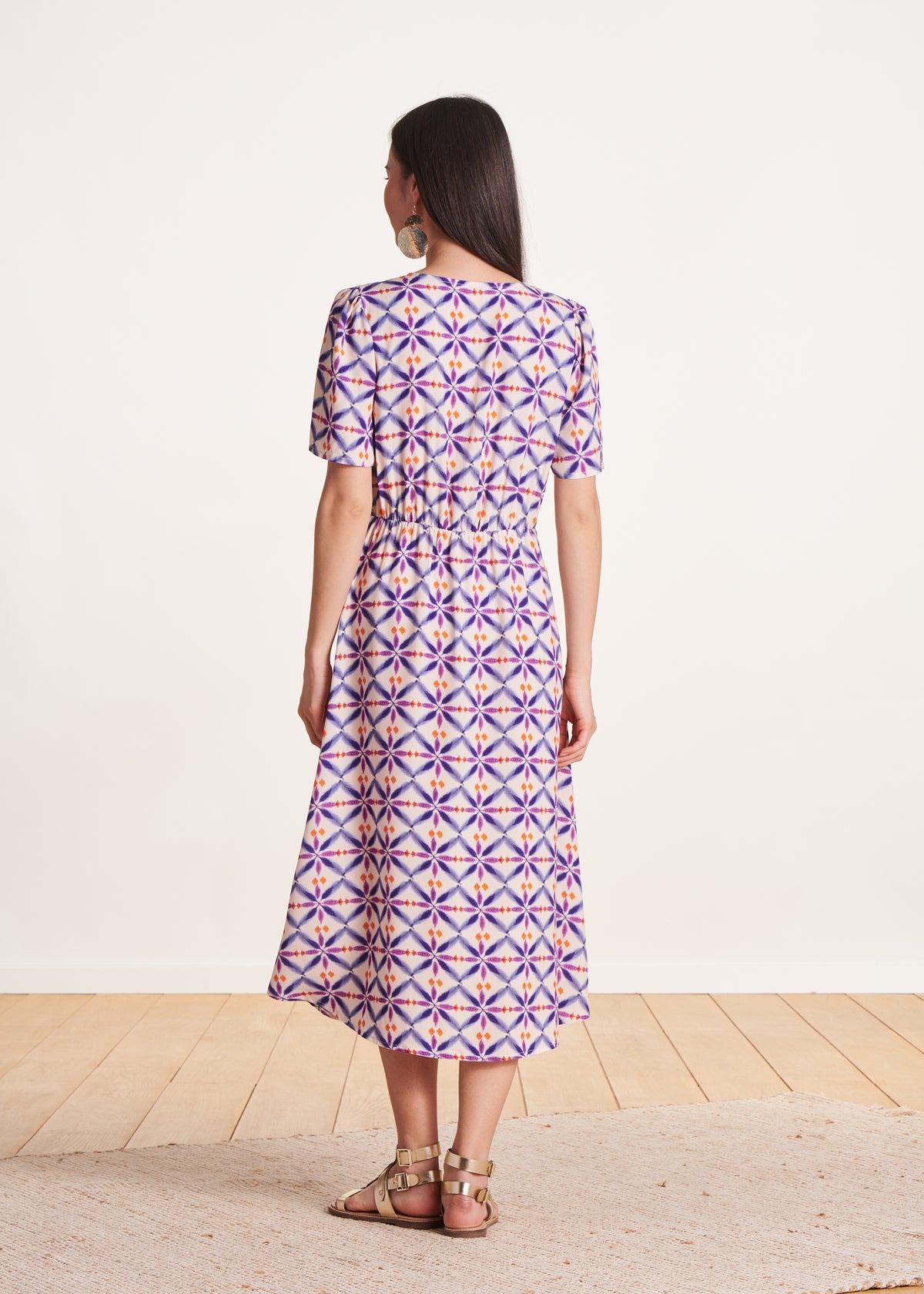 Robe mi-longue à imprimé violet manches courtes