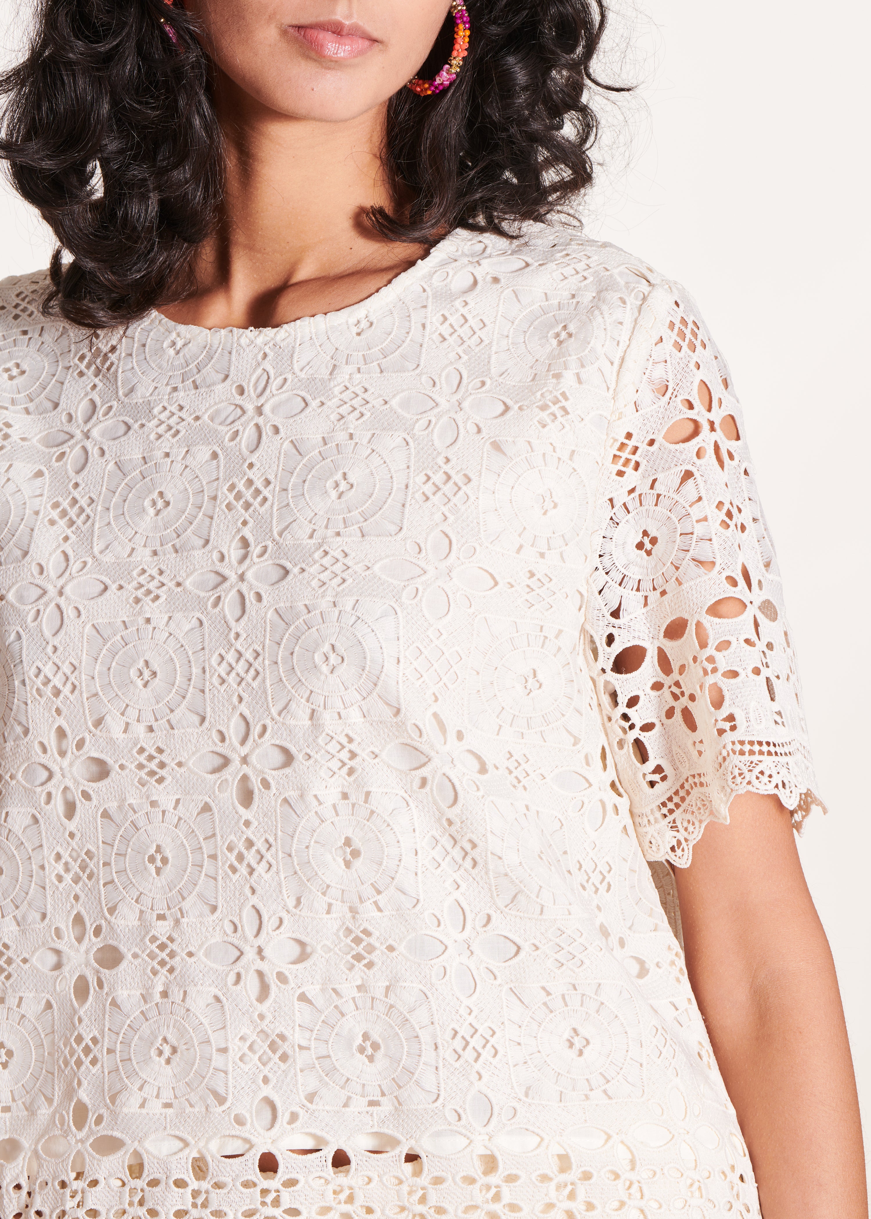 Top in pizzo ecru a maniche corte