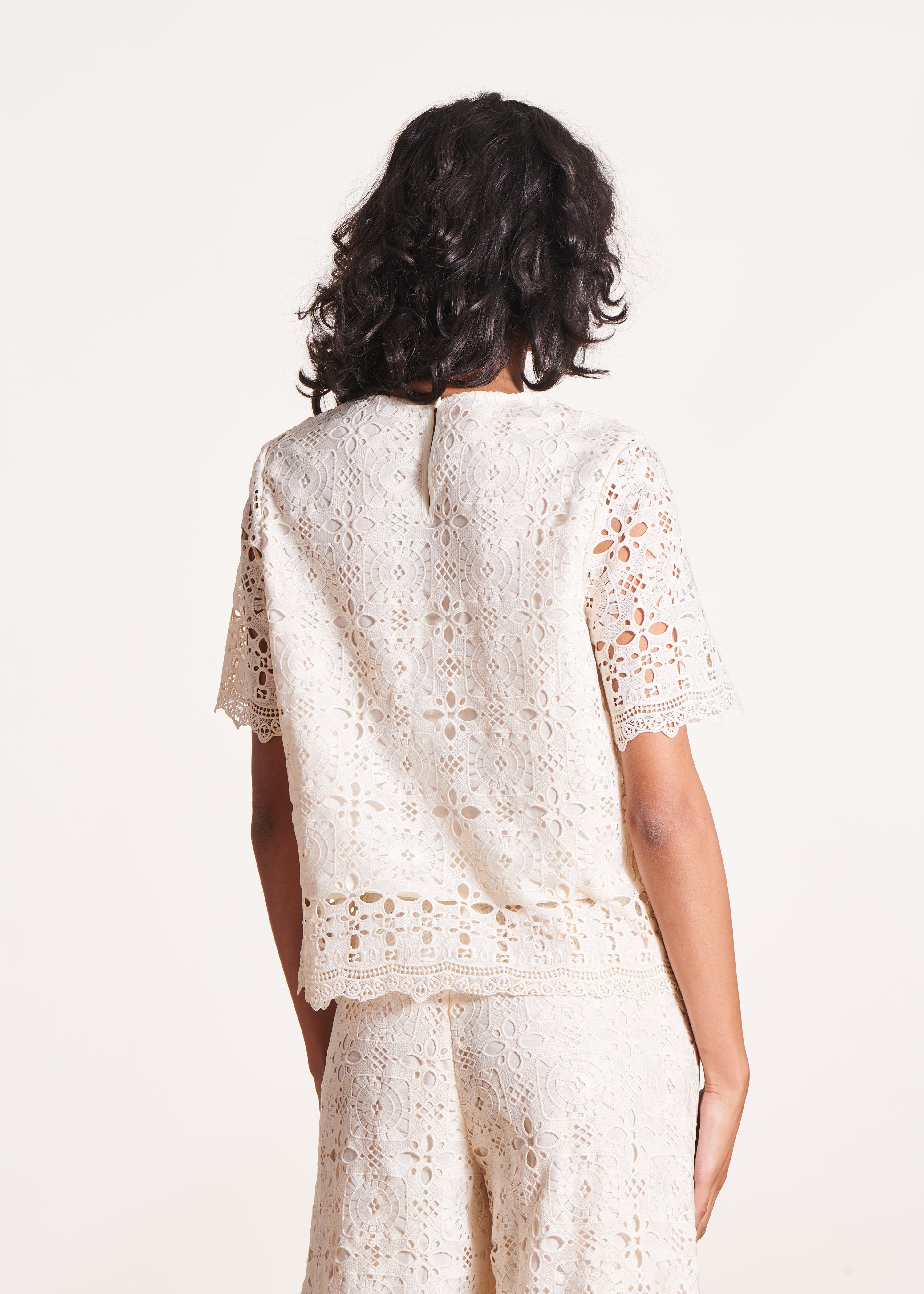 Top in pizzo ecru a maniche corte