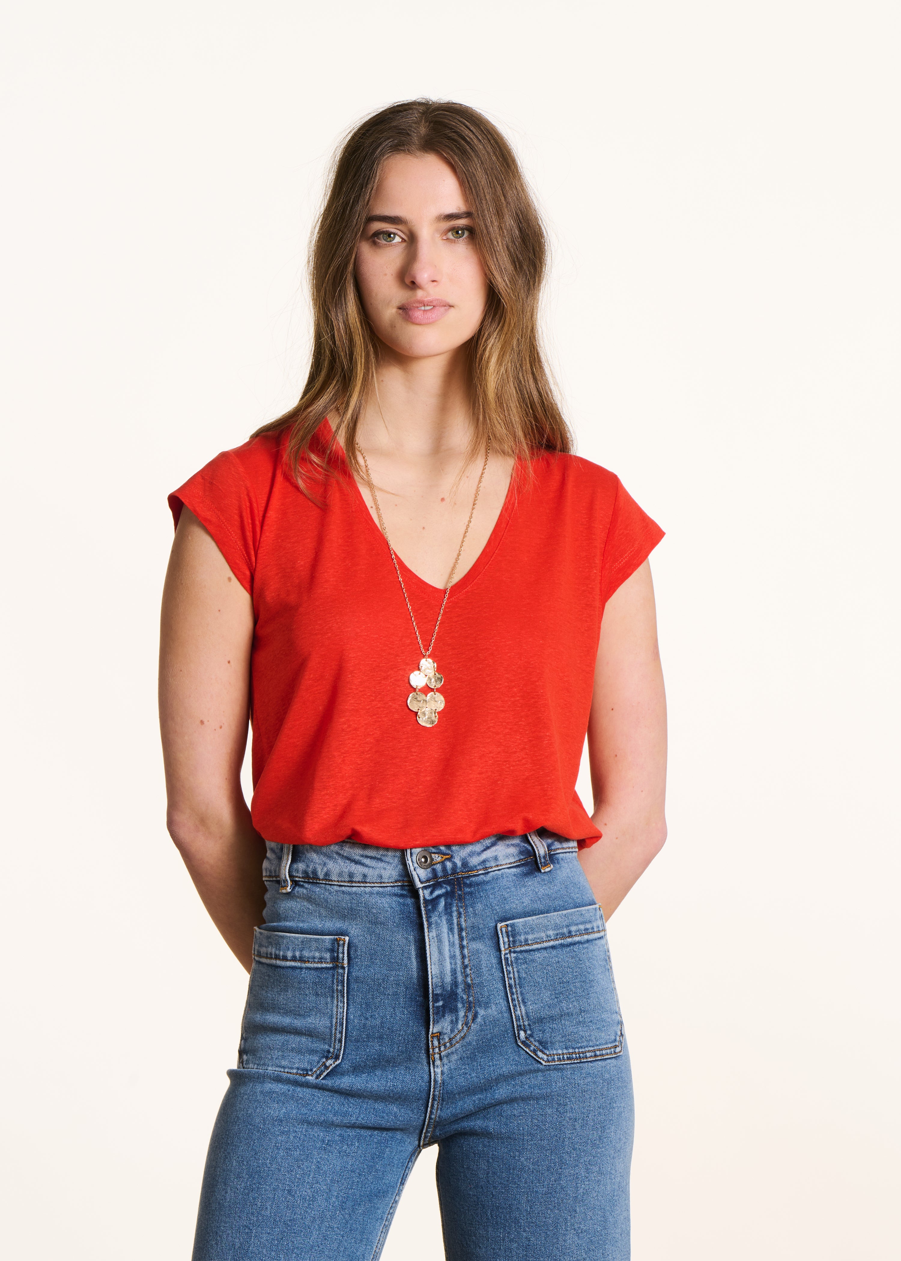 T-shirt rouge en lyocell col V manches courtes