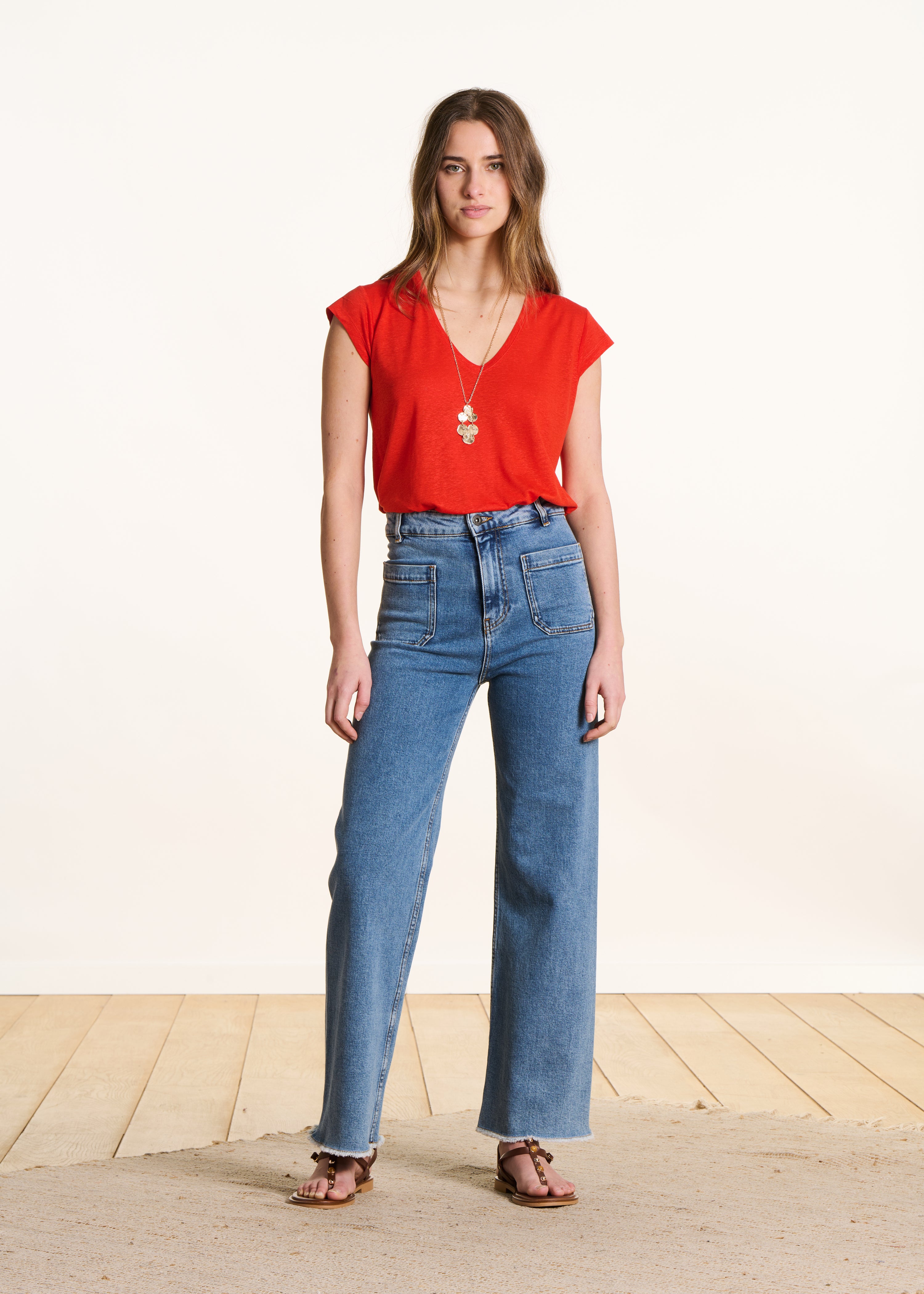 T-shirt rouge en lyocell col V manches courtes