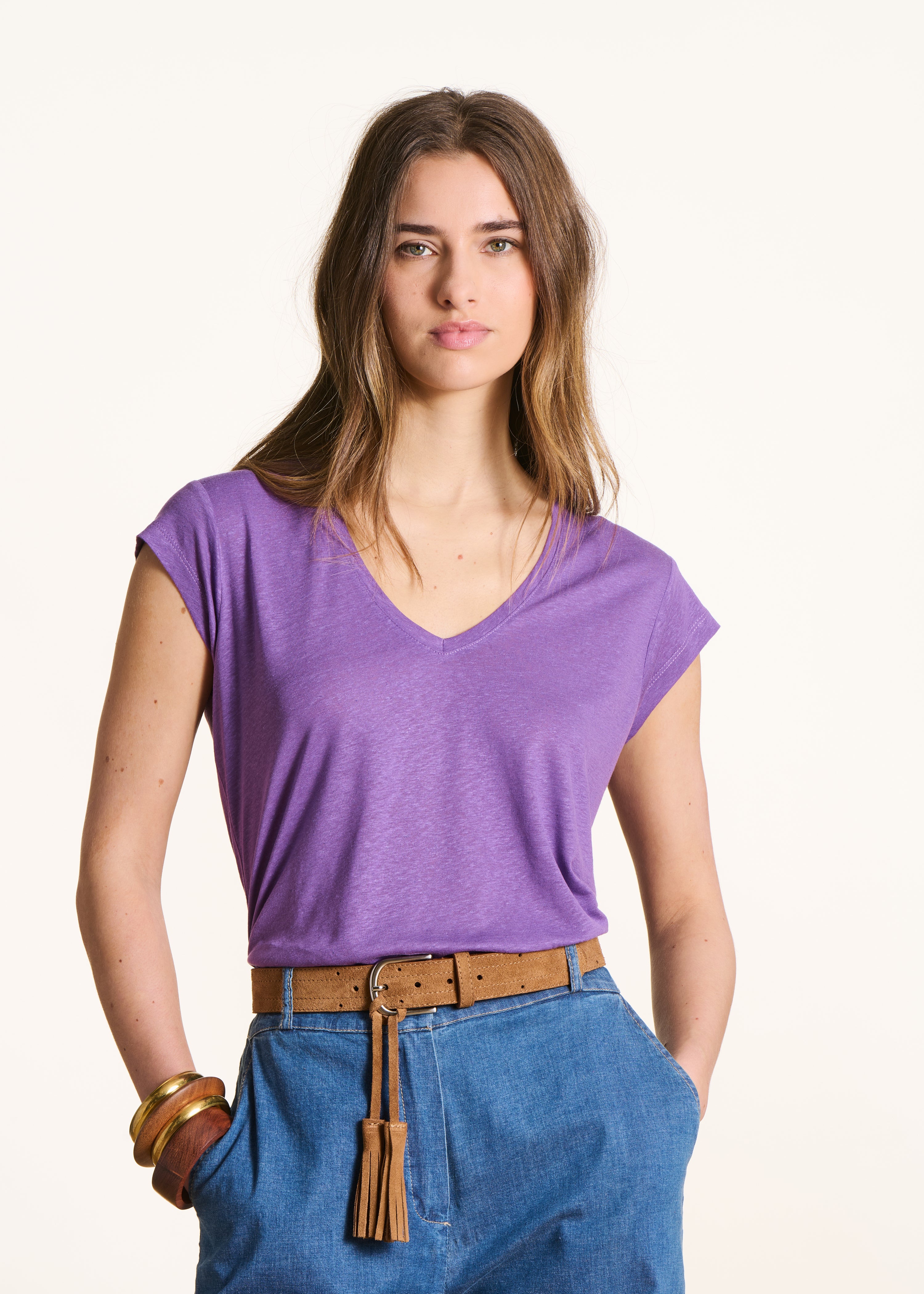 Violettes T-Shirt aus Lyocell mit V-Ausschnitt und kurzen Ärmeln
