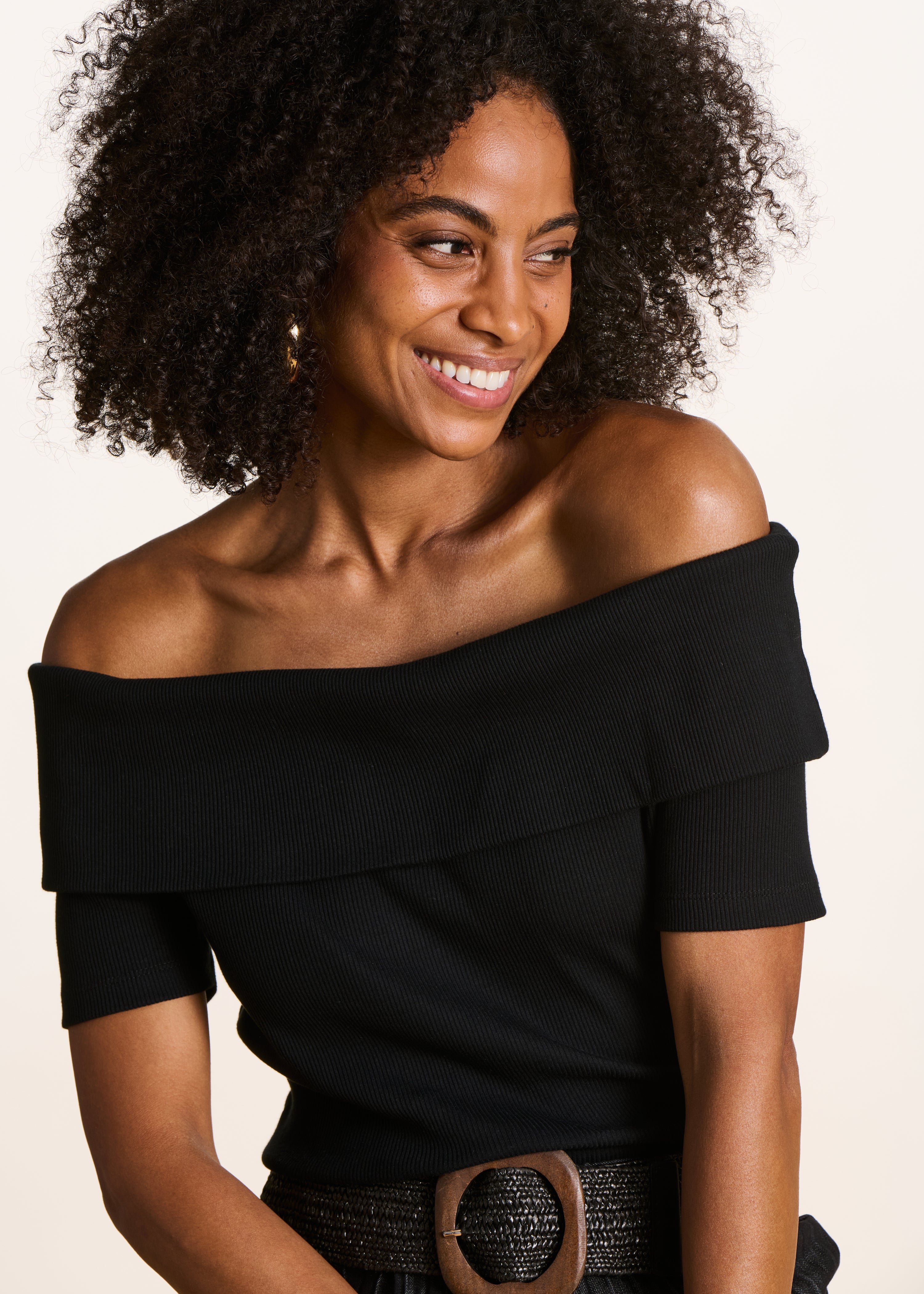 T-shirt nero off-the-shoulder in cotone biologico