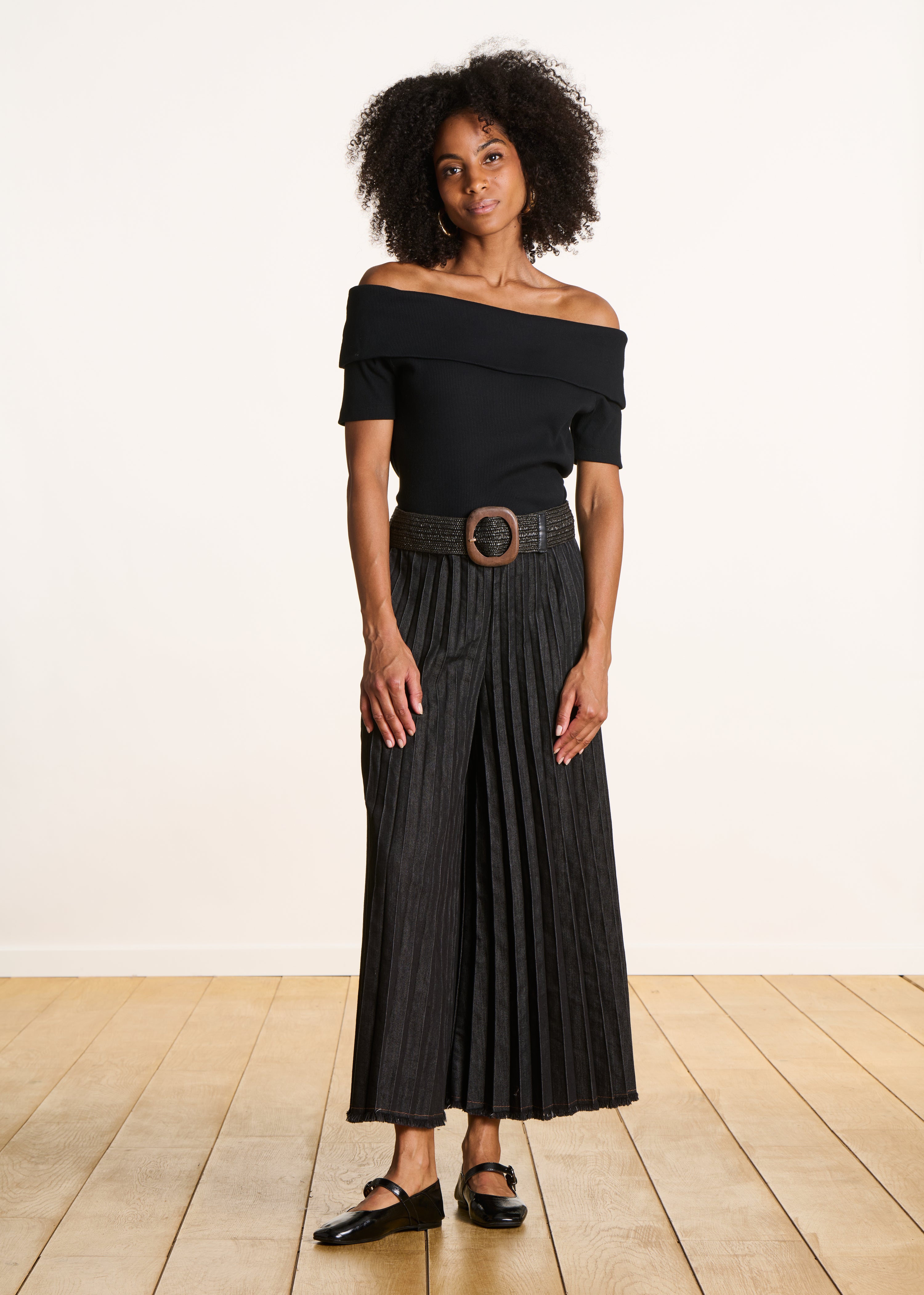 T-shirt nero off-the-shoulder in cotone biologico