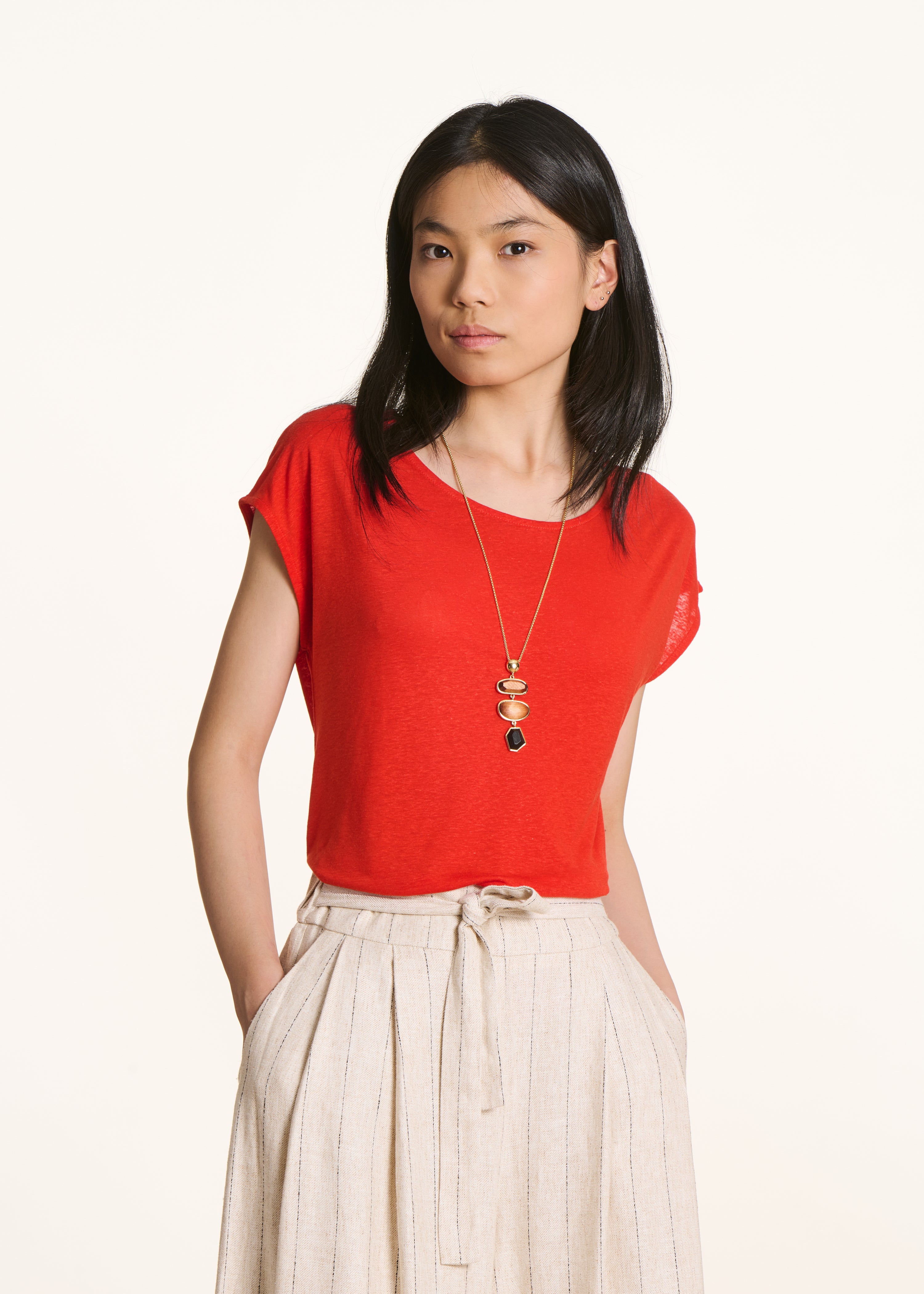 Straight red T-shirt in lyocell and linen with a round neckline