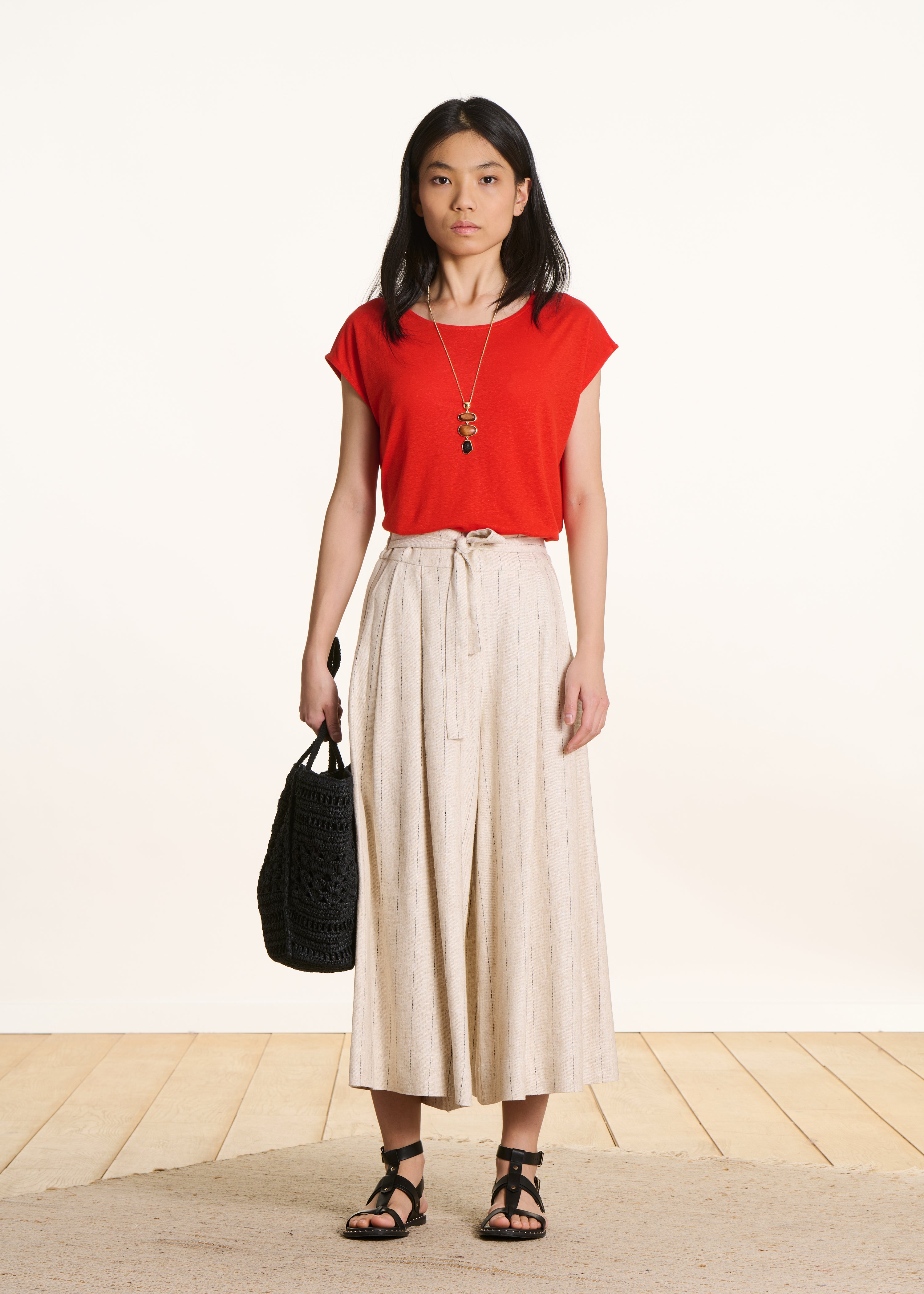 Straight red T-shirt in lyocell and linen with a round neckline