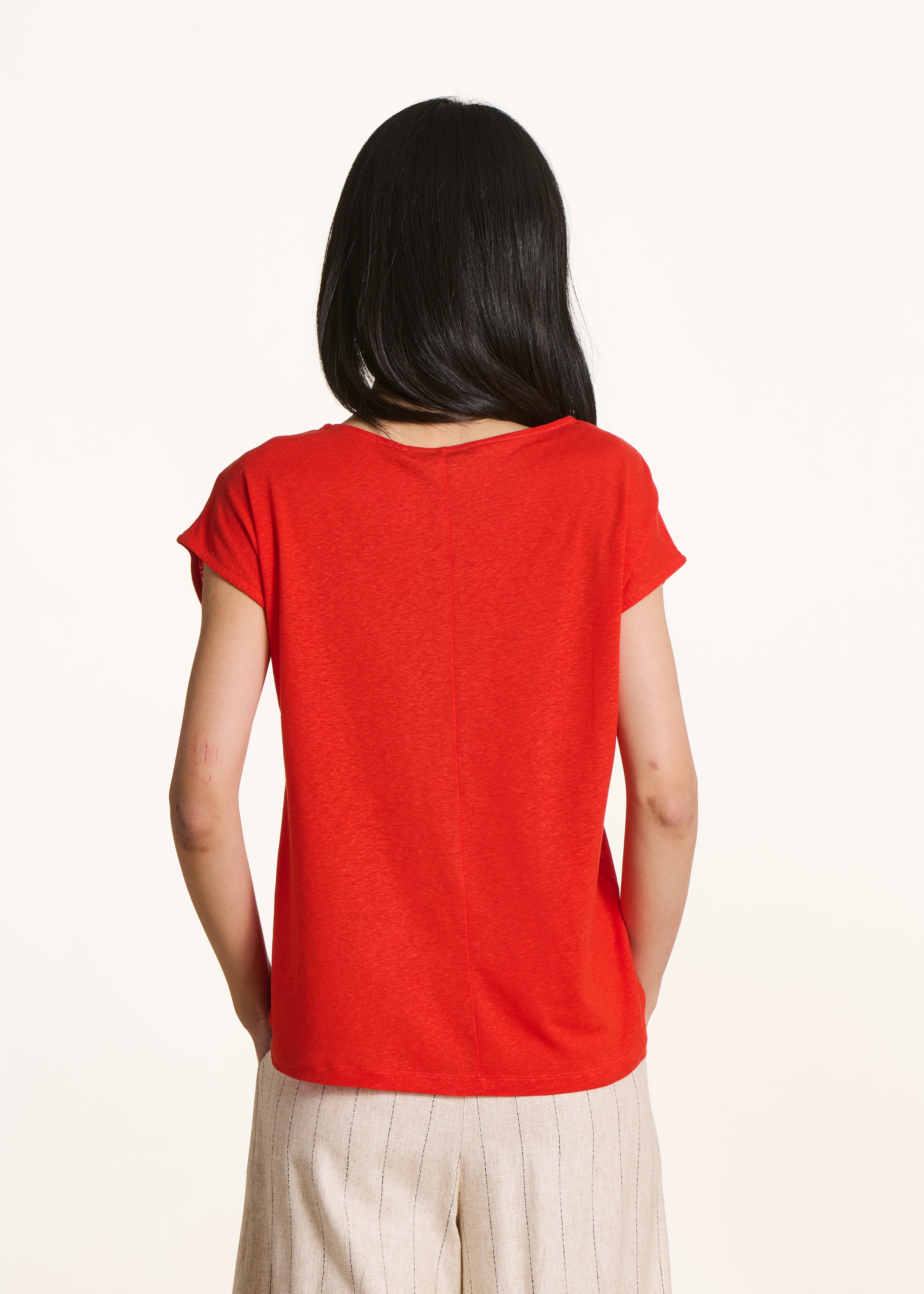 Straight red T-shirt in lyocell and linen with a round neckline