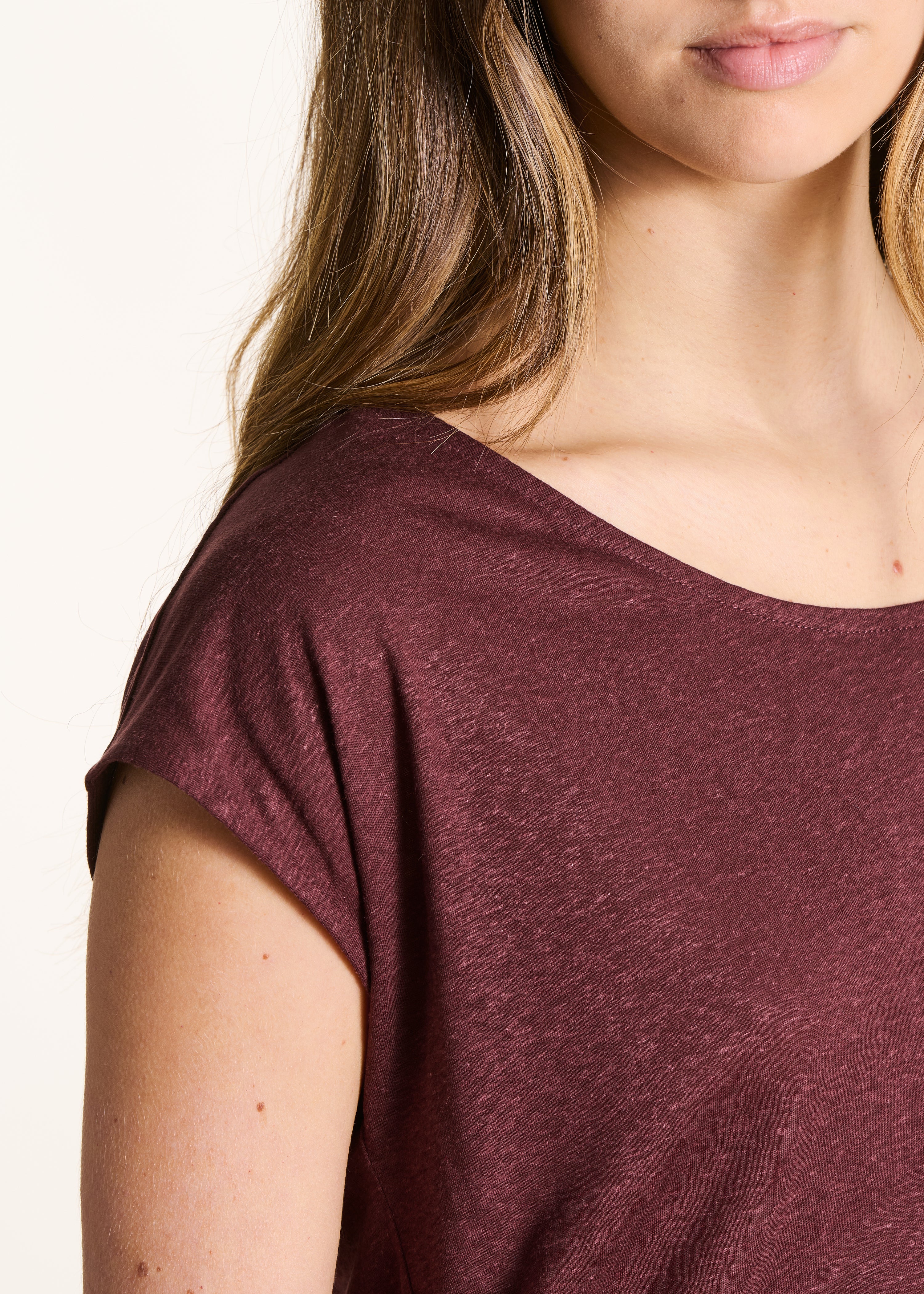 T-shirt marrone dritta in lyocell e lino con collo rotondo