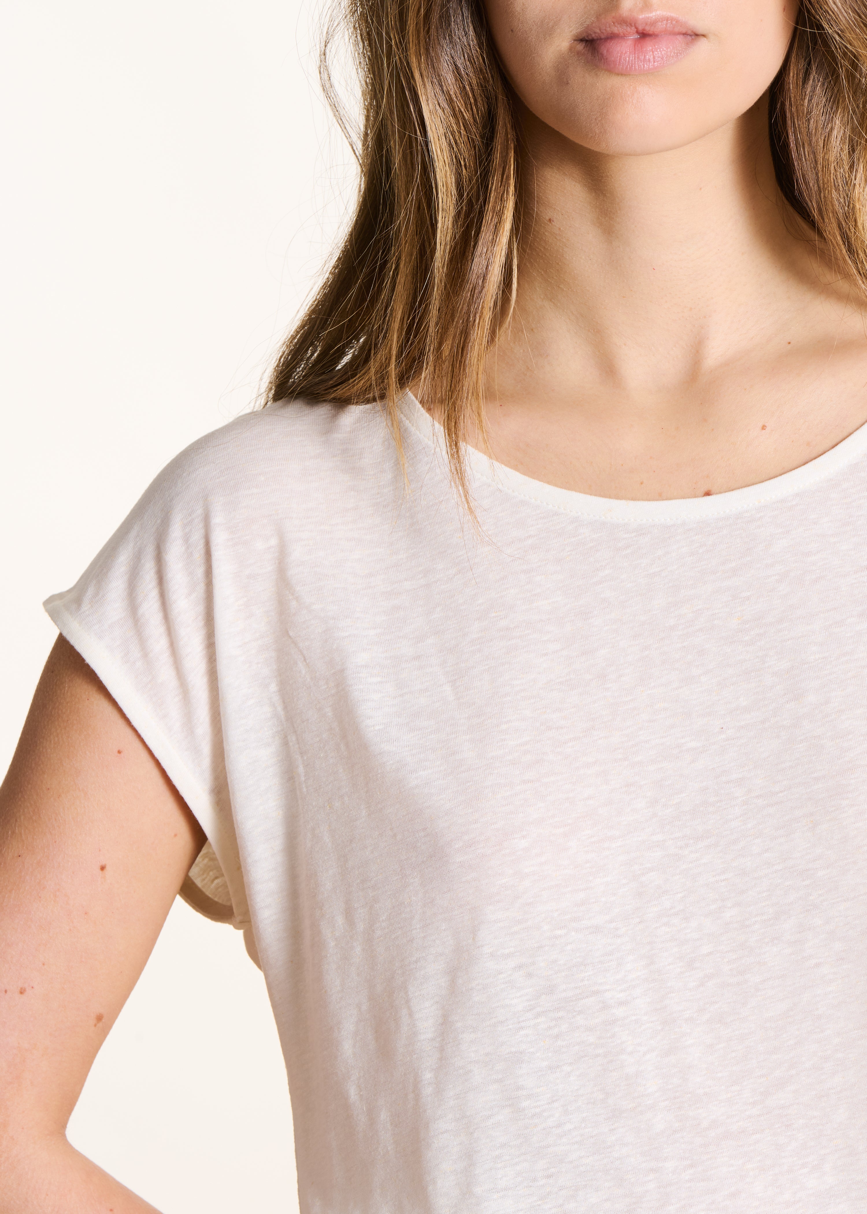 Straight off-white T-shirt in lyocell and linen with a round neckline