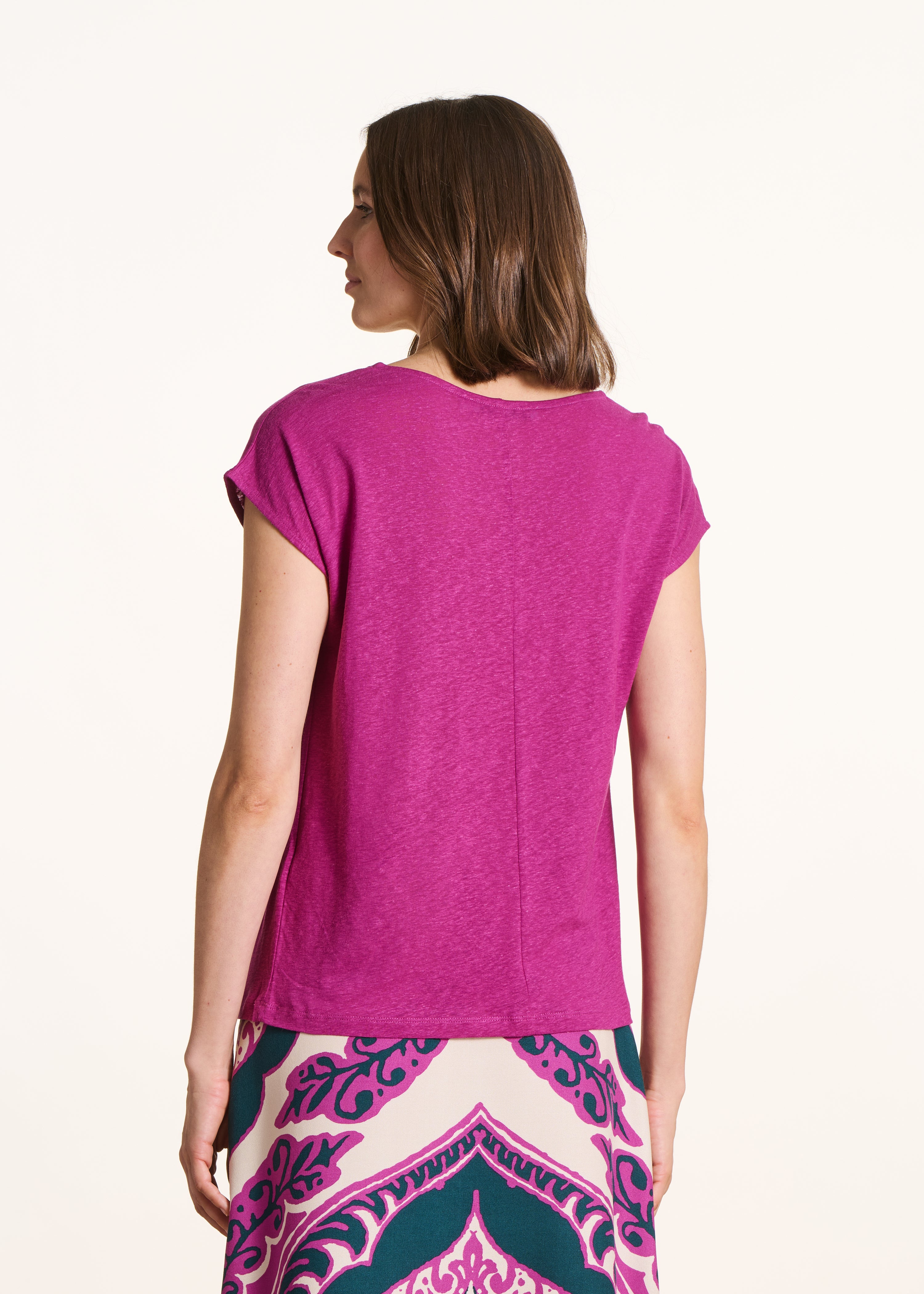 Fuchsia pink straight T-shirt in lyocell and linen with a round neckline