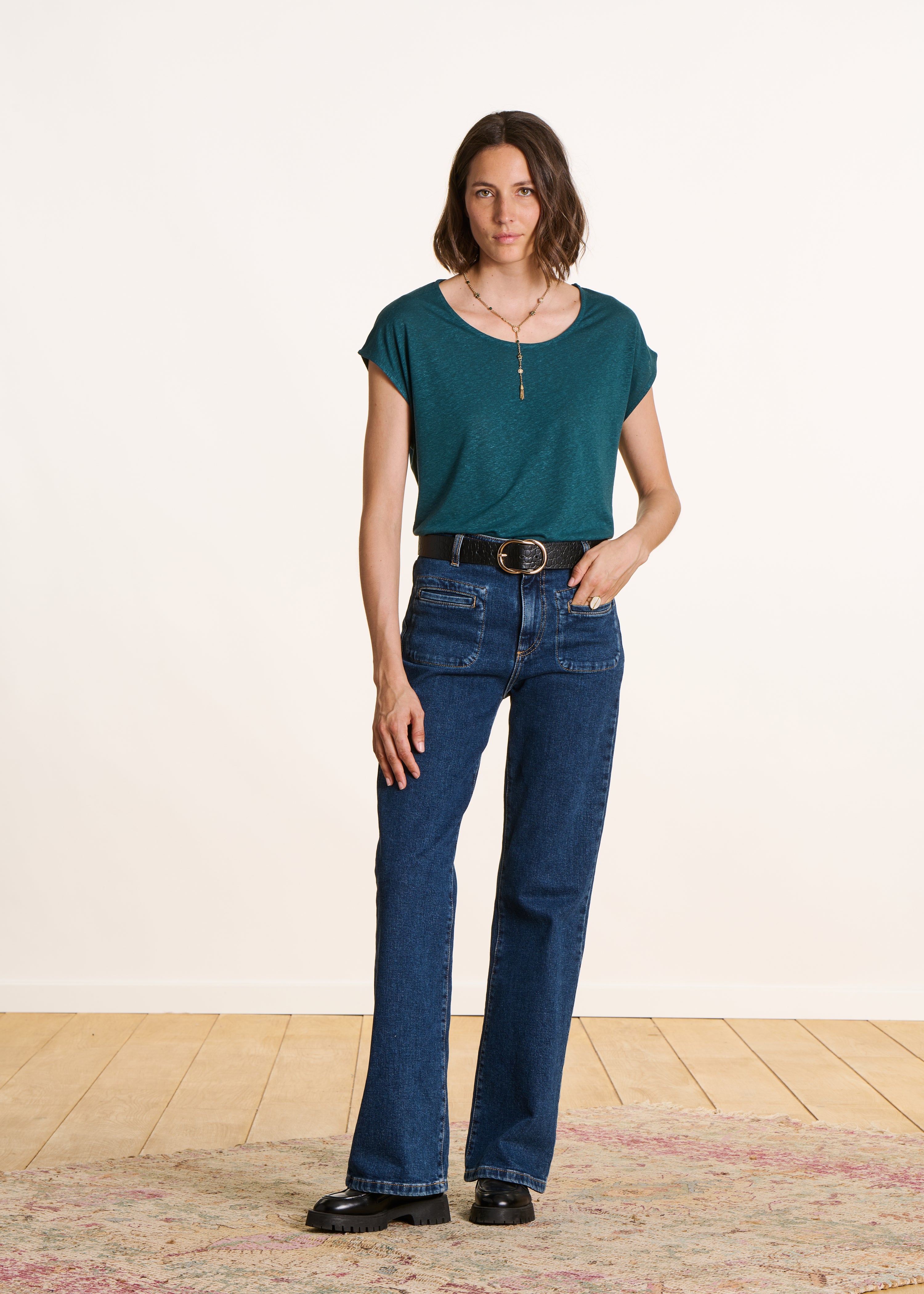Straight petrol blue T-shirt in lyocell and linen with a round neckline