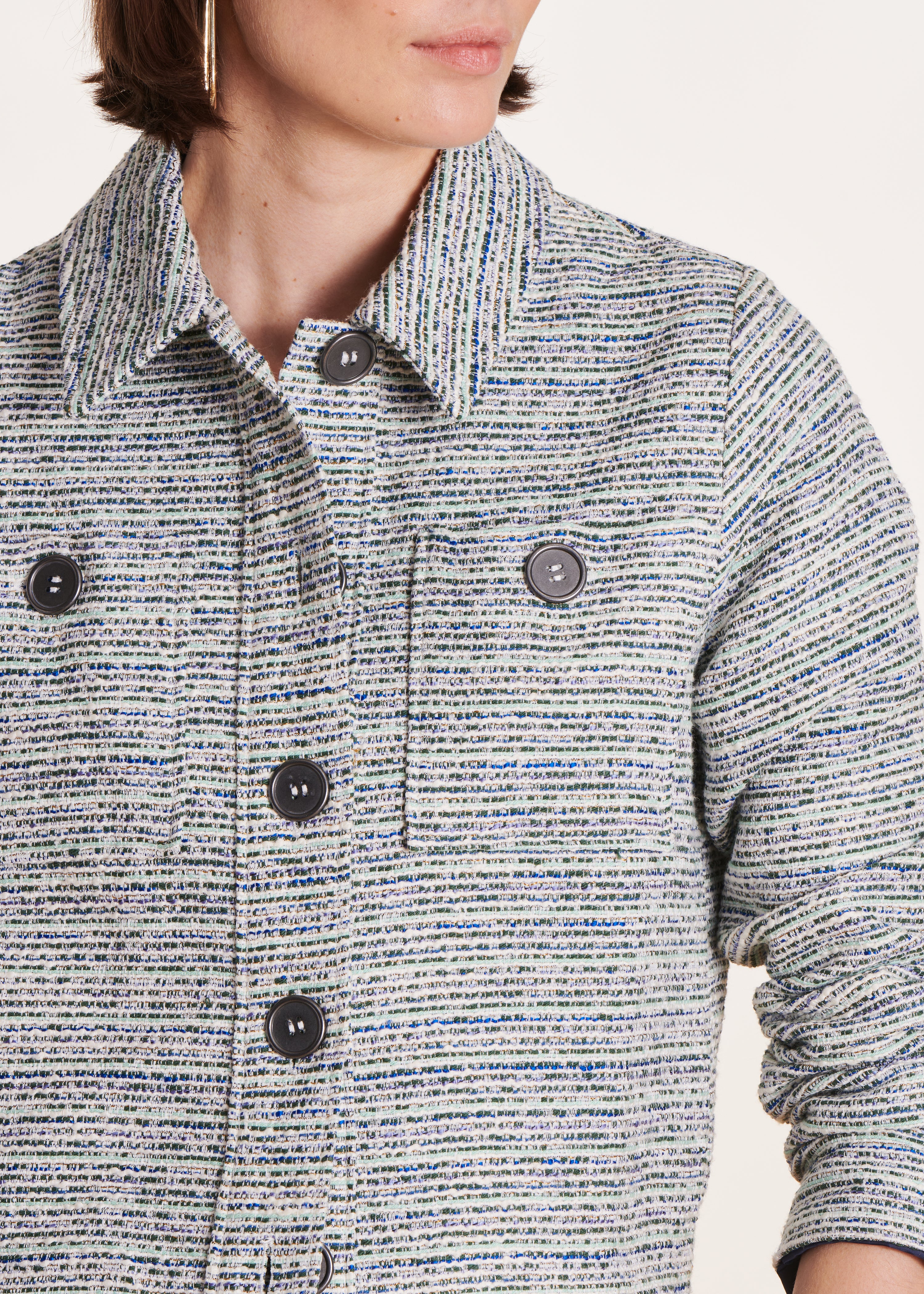 Chaqueta corta y recta gris con cuello de camisa