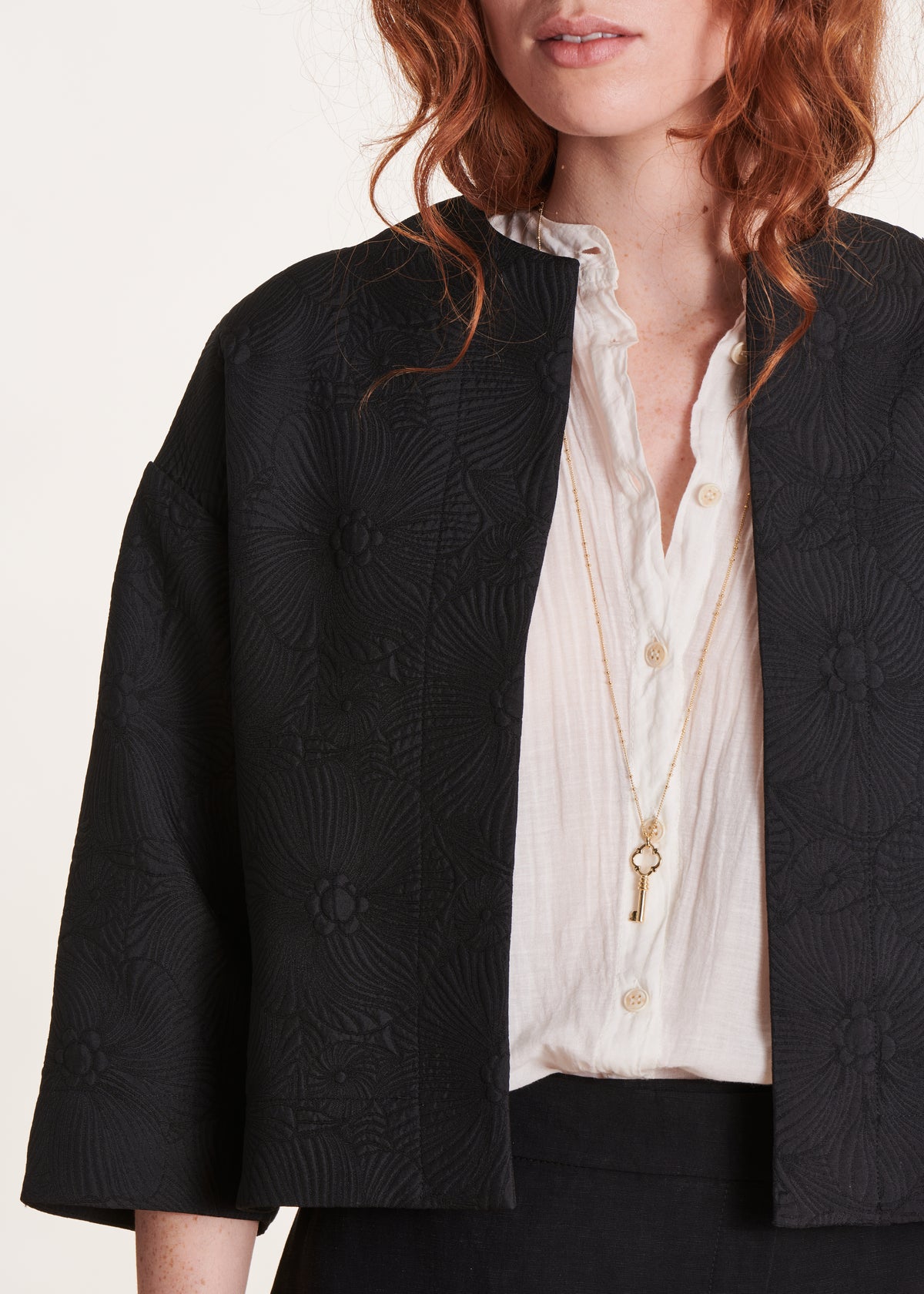 Veste courte noire manches 3/4 en jacquard