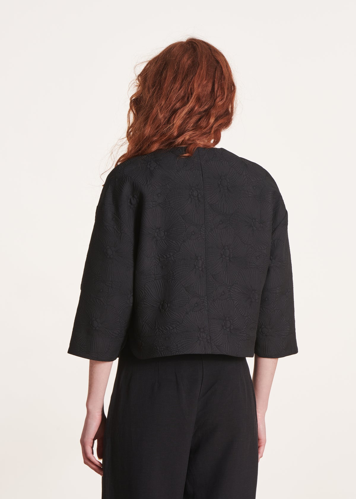 Veste courte noire manches 3/4 en jacquard