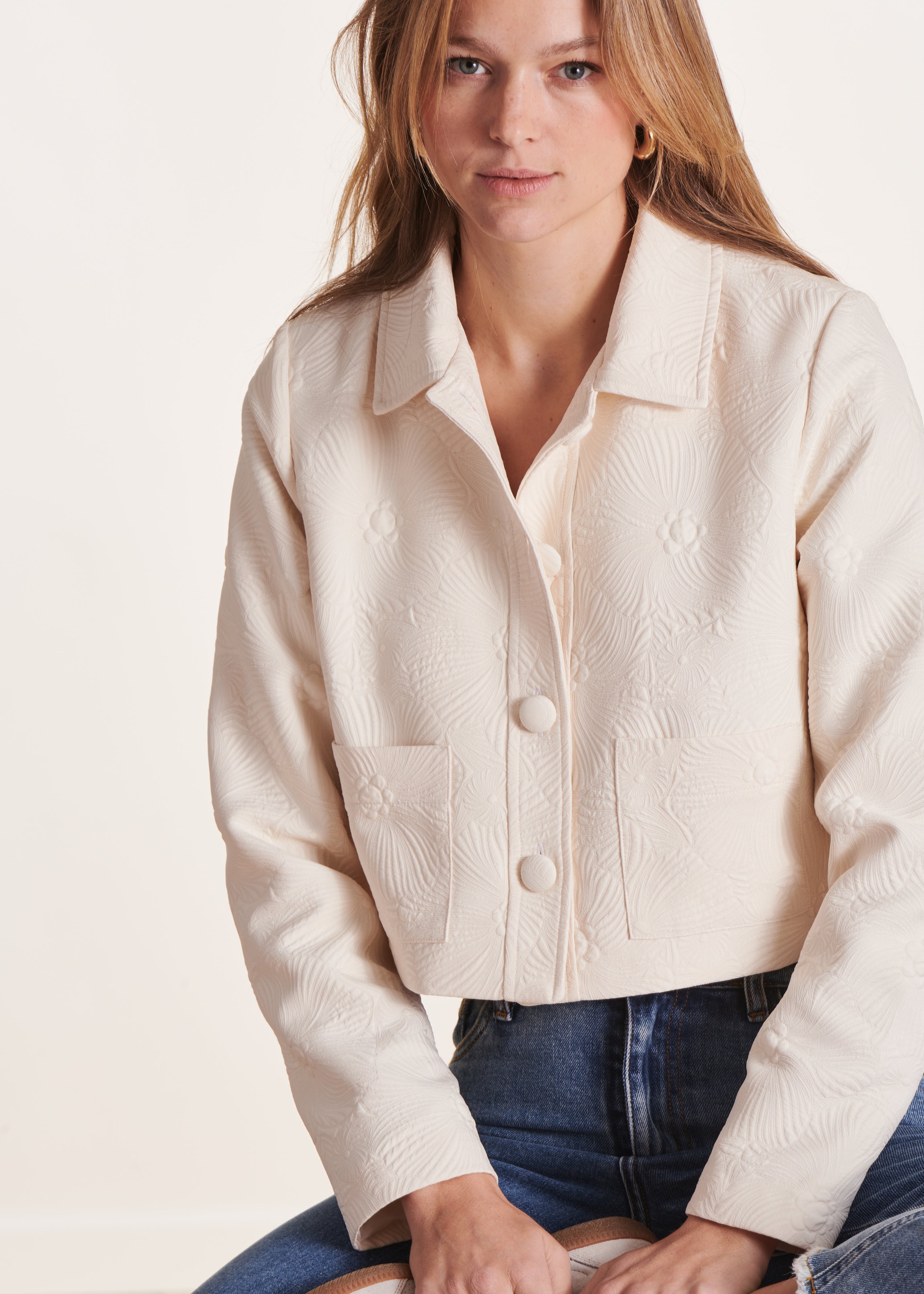 Kurze Jacke aus ungebleichtem Jacquard mit Hemdkragen
