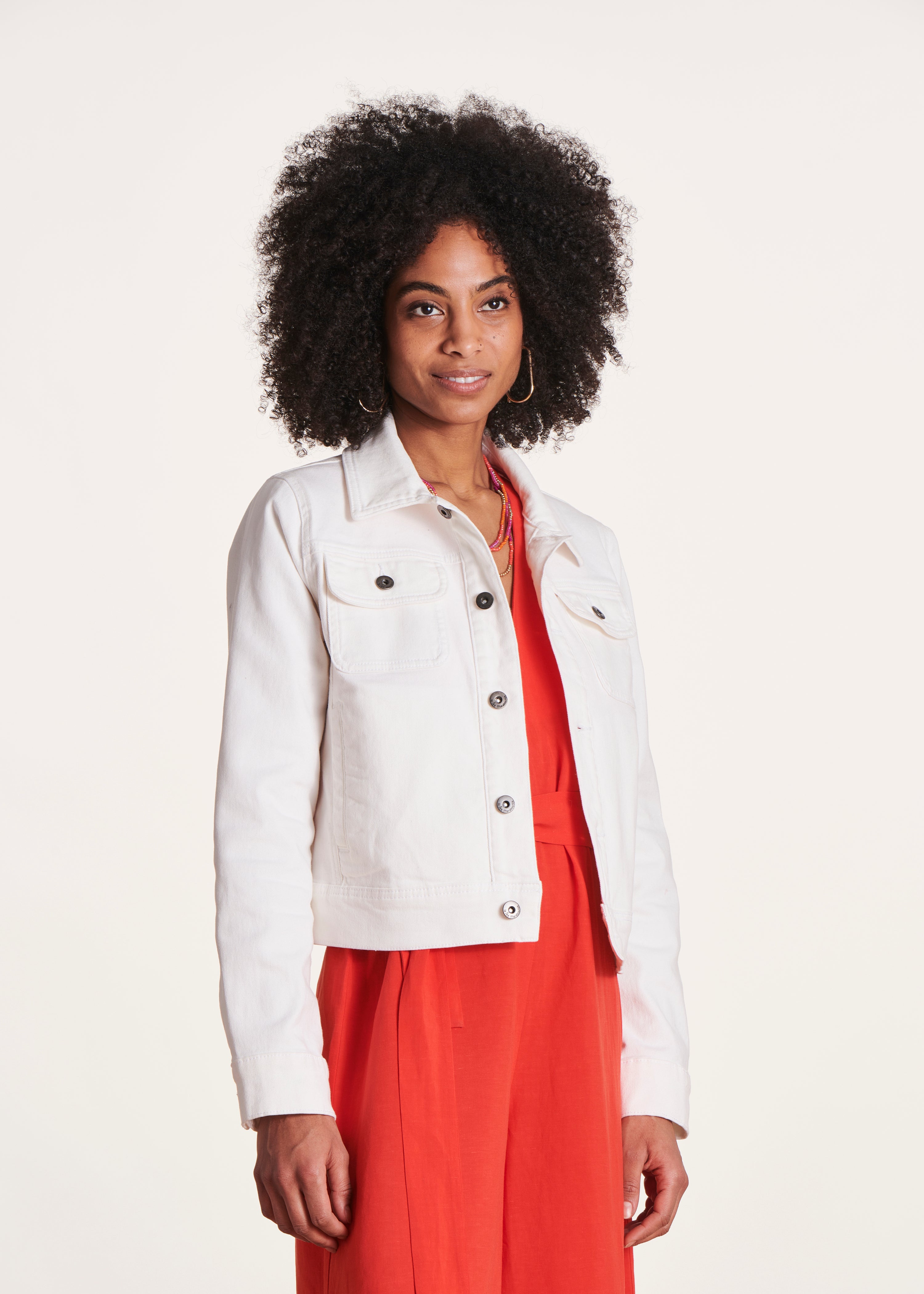Short fitted white jacket in organic cotton