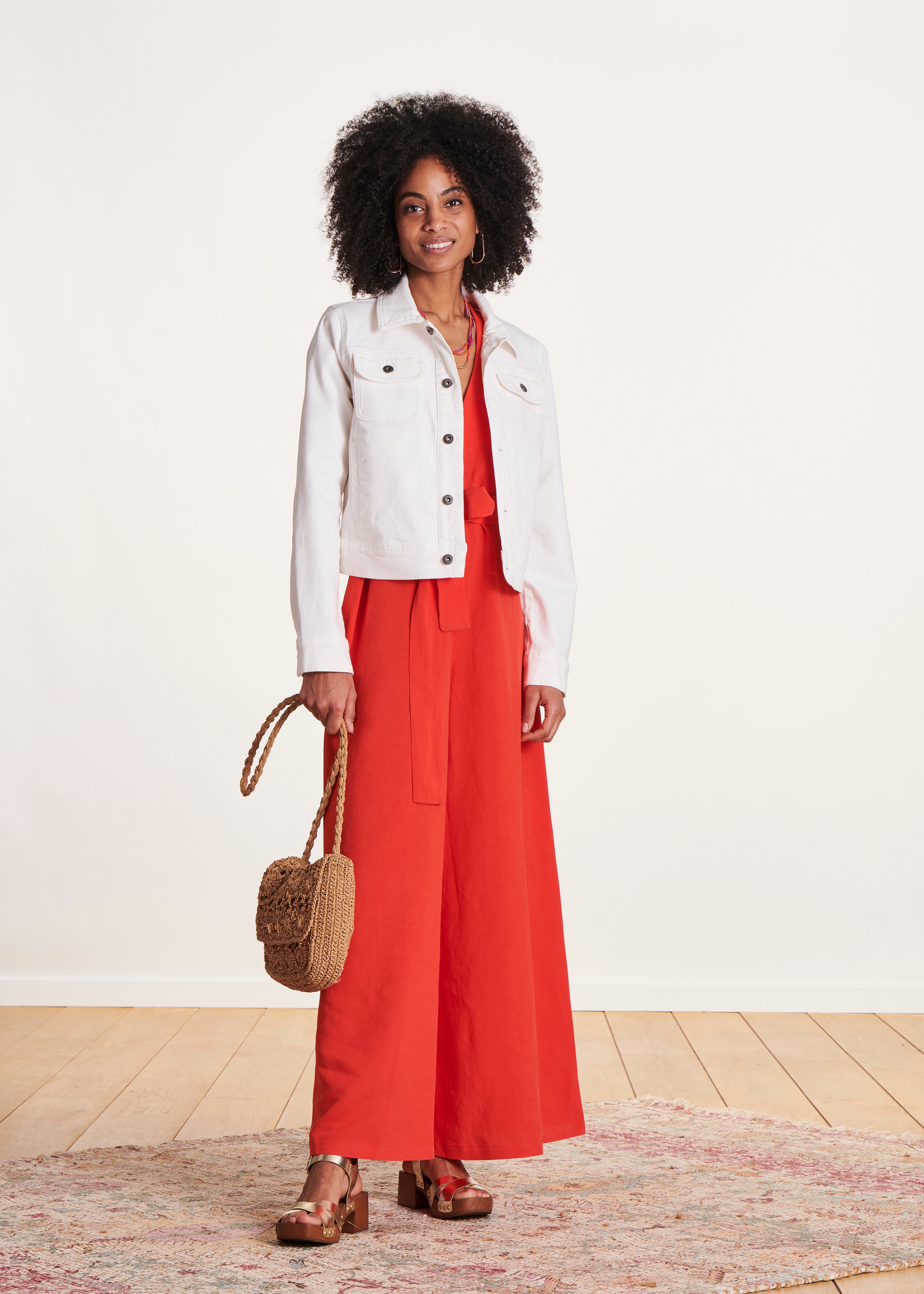 Short fitted white jacket in organic cotton