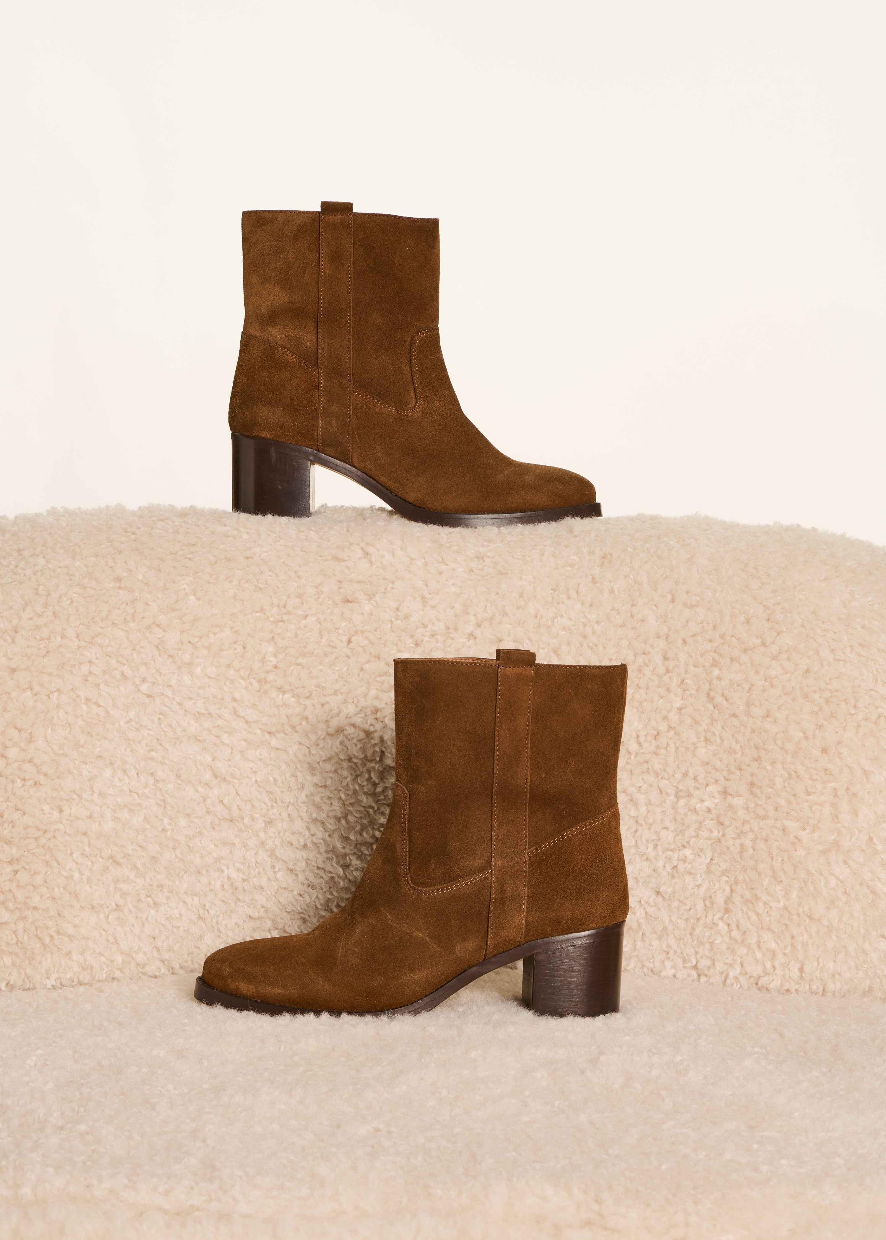 Braune Stiefeletten mit Absatz aus Veloursleder