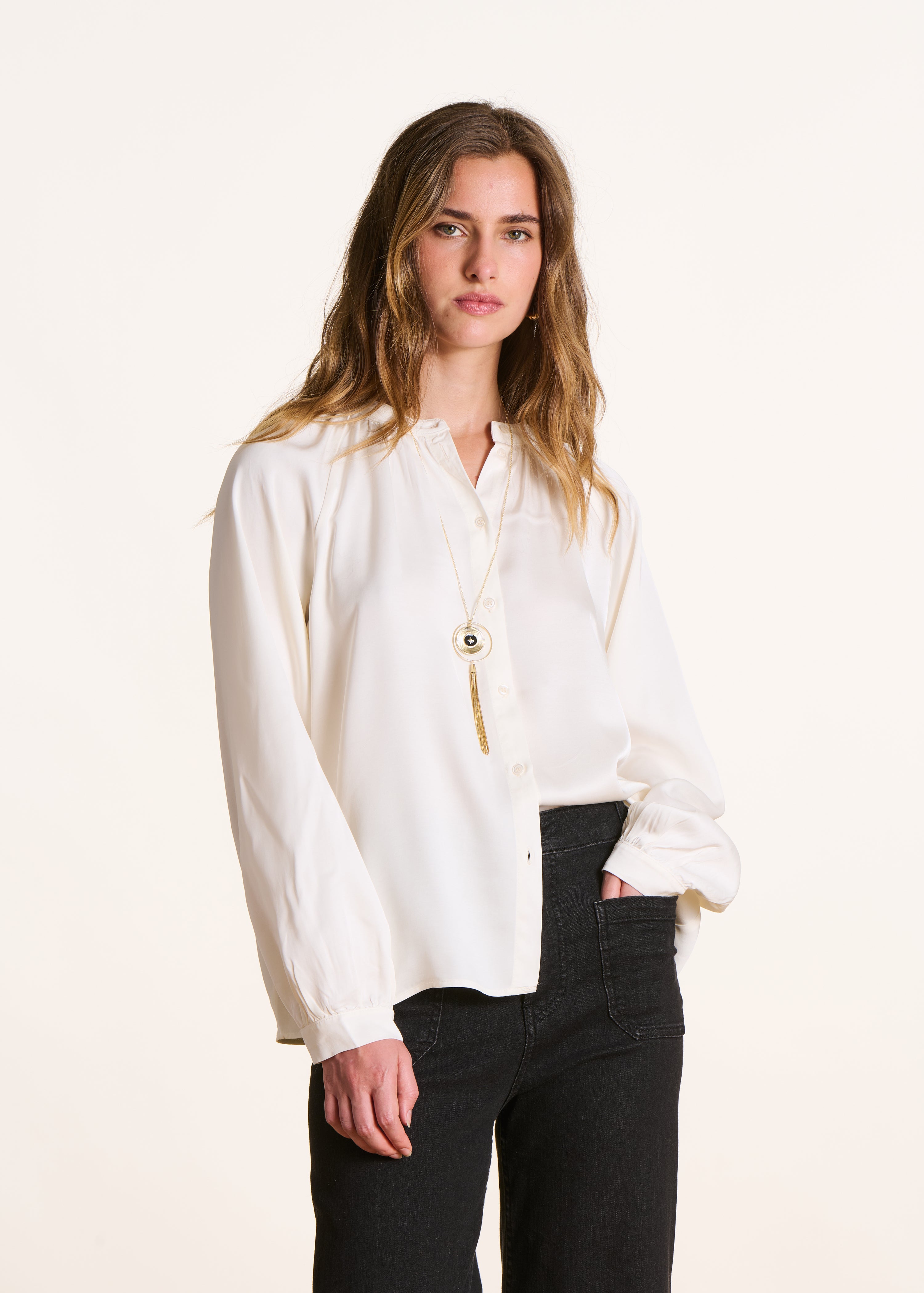 Camicia ampia bianco sporco in satin con collo tondo