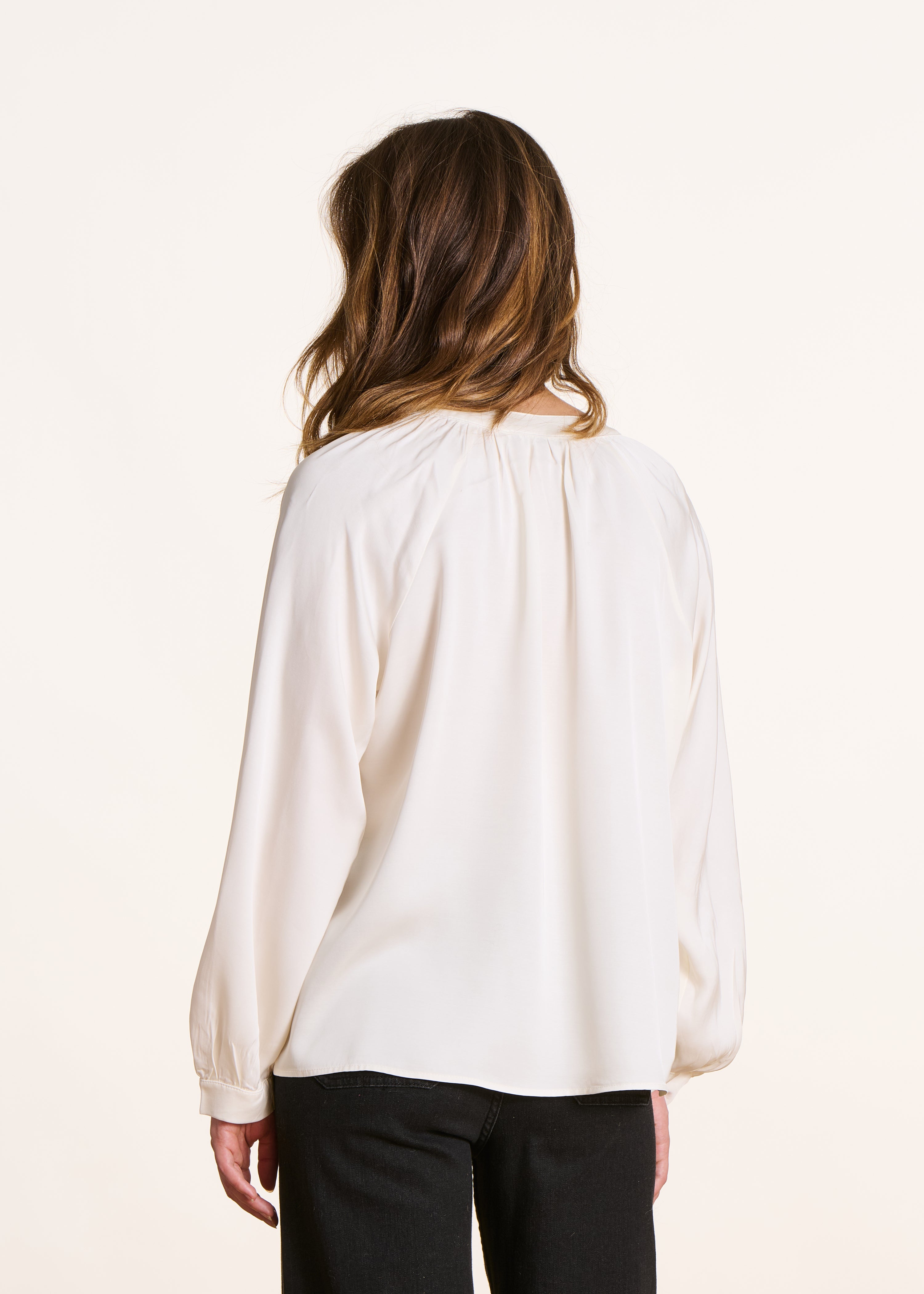 Camicia ampia bianco sporco in satin con collo tondo