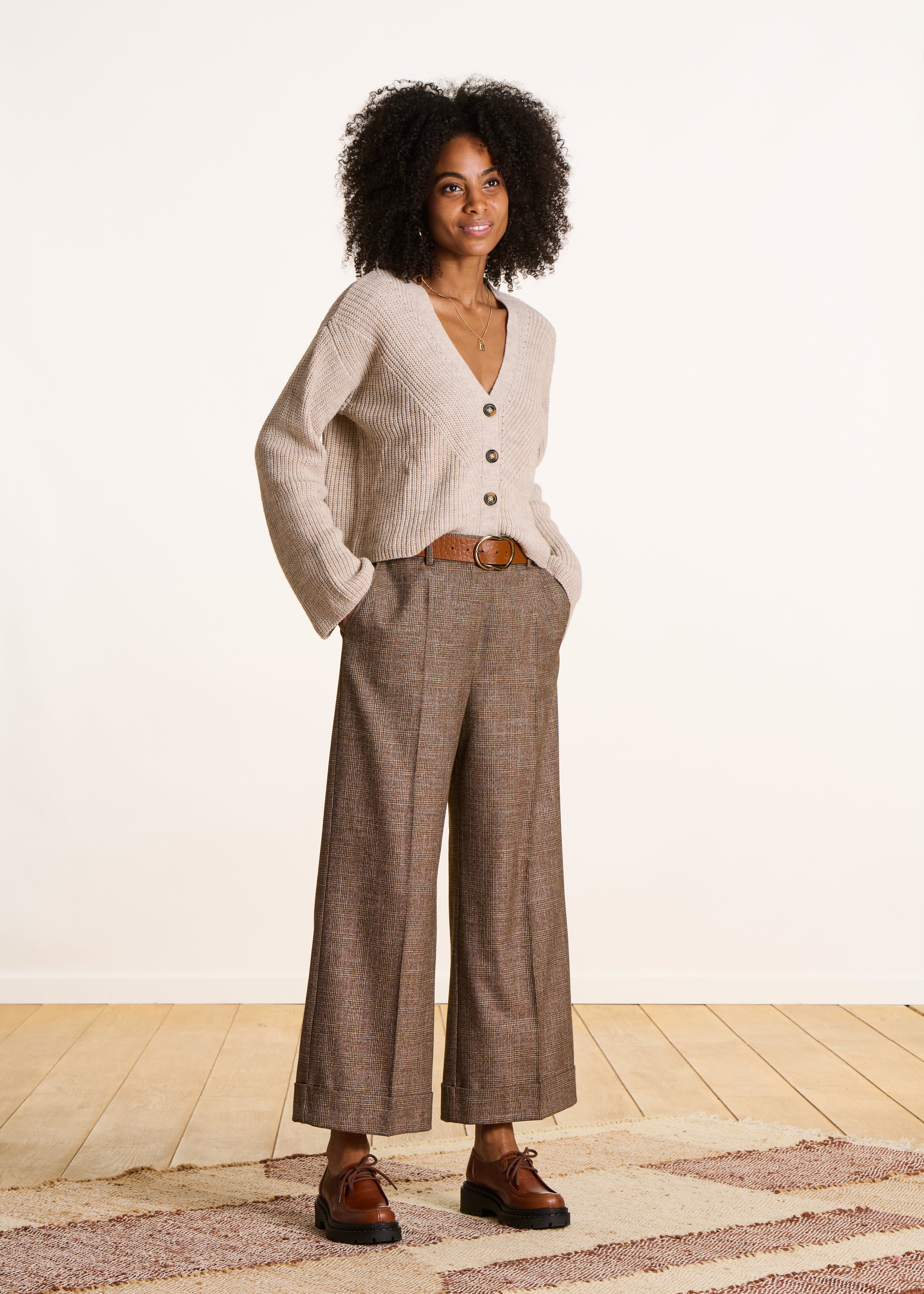 Short beige cardigan in pearl ribbing