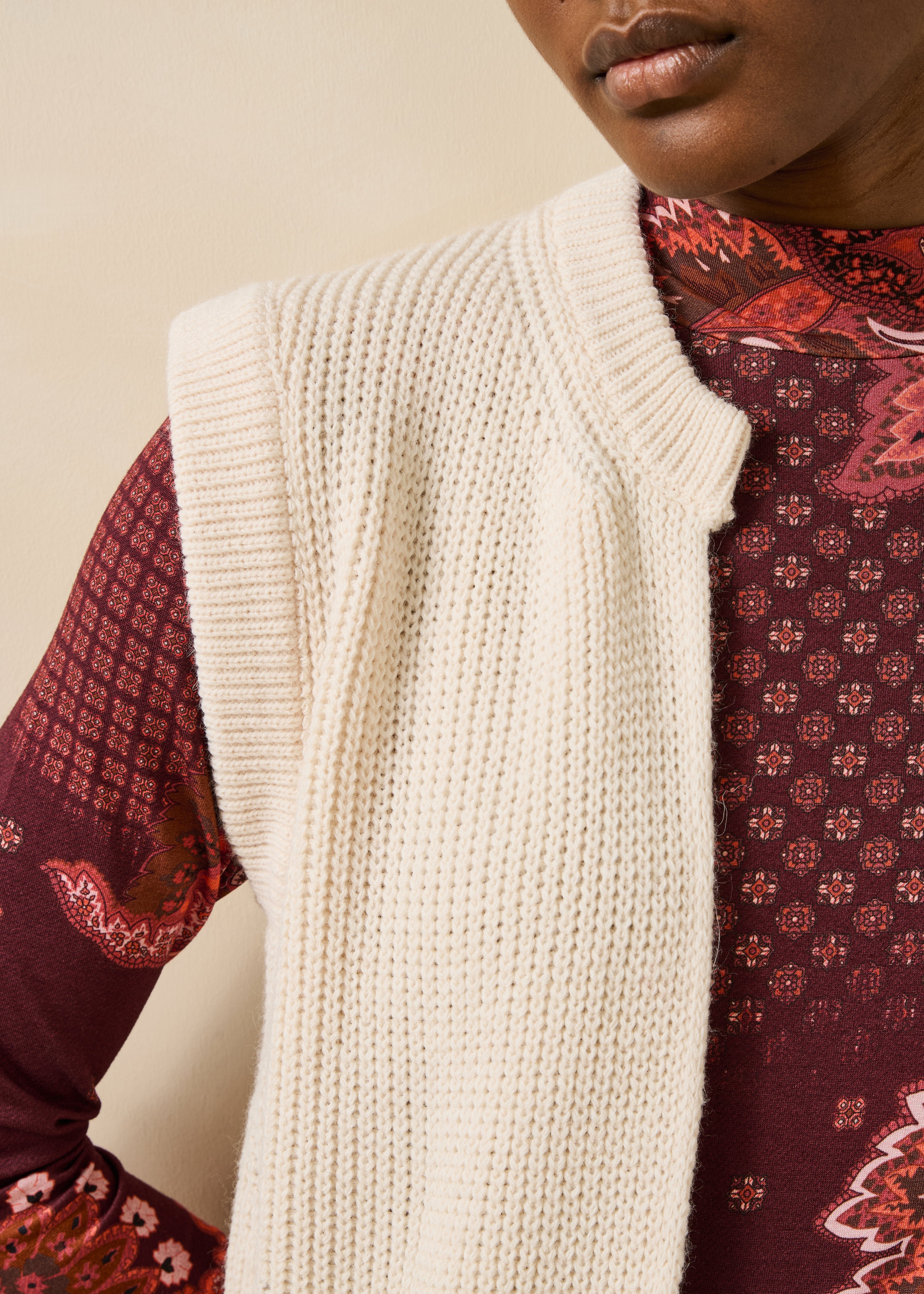 Short sleeveless pearl ribbed cardigan ecru