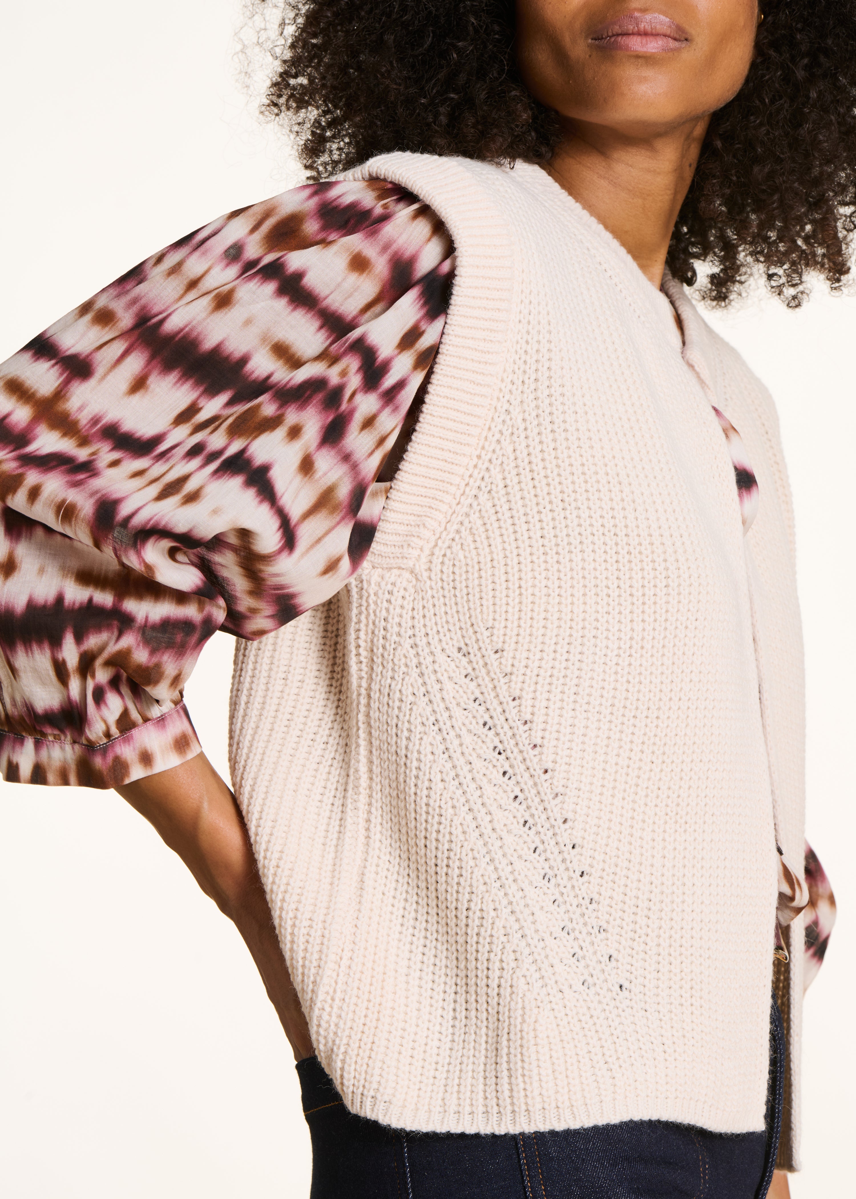 Kurze, ärmellose Strickjacke aus Perlenrips ecru