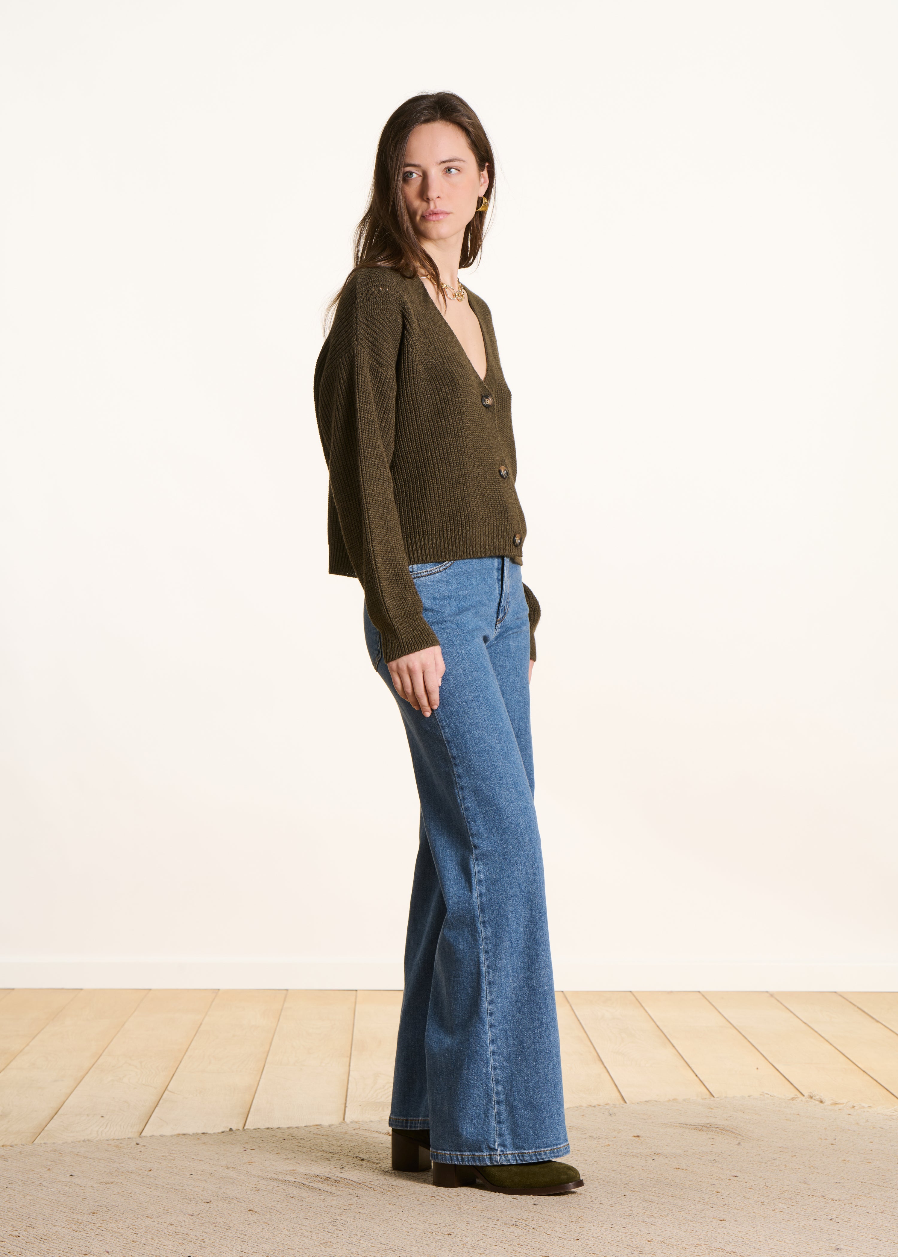 Cardigan corto e aderente in maglia a coste con perline color kaki