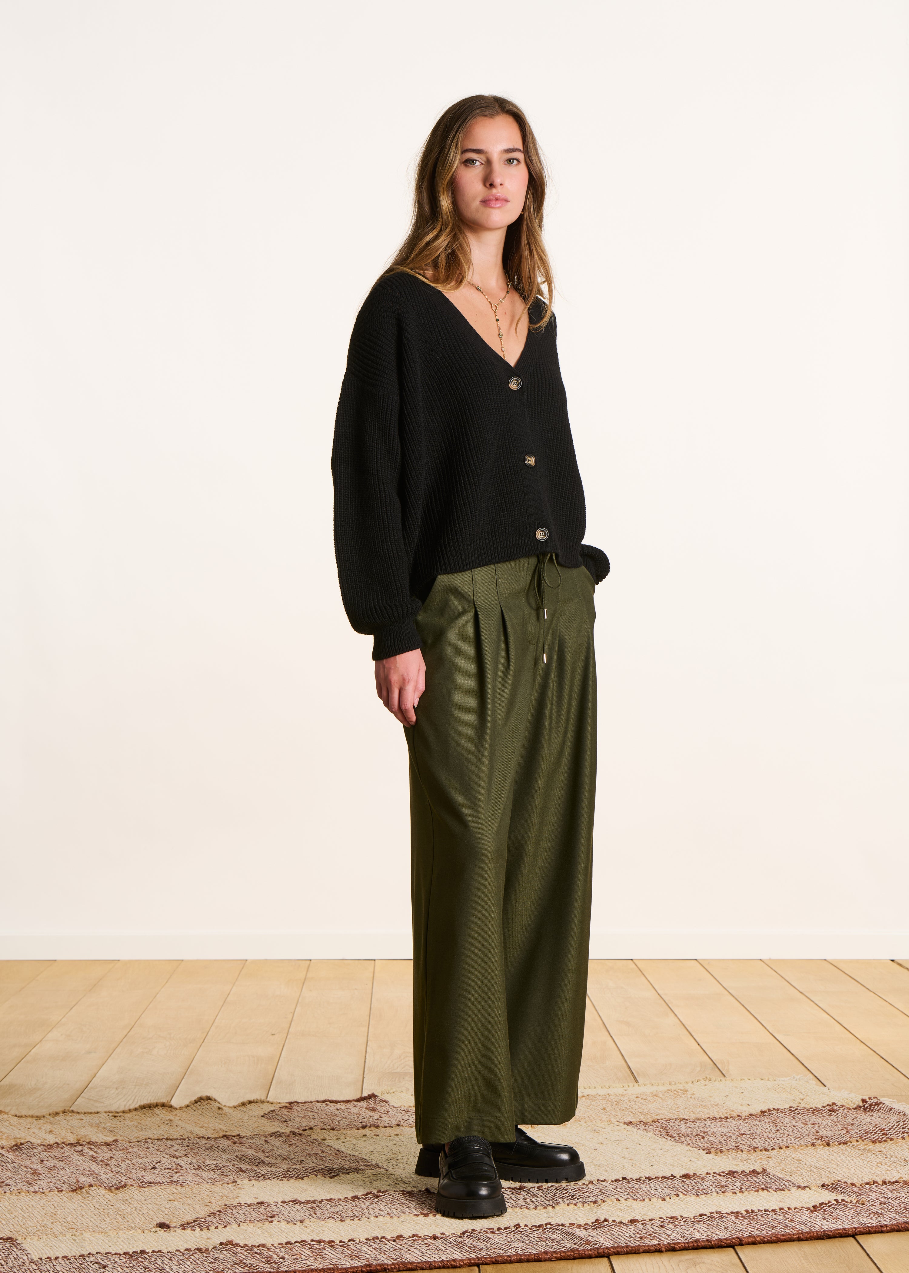 Loose-fitting short cardigan in black beaded rib knit