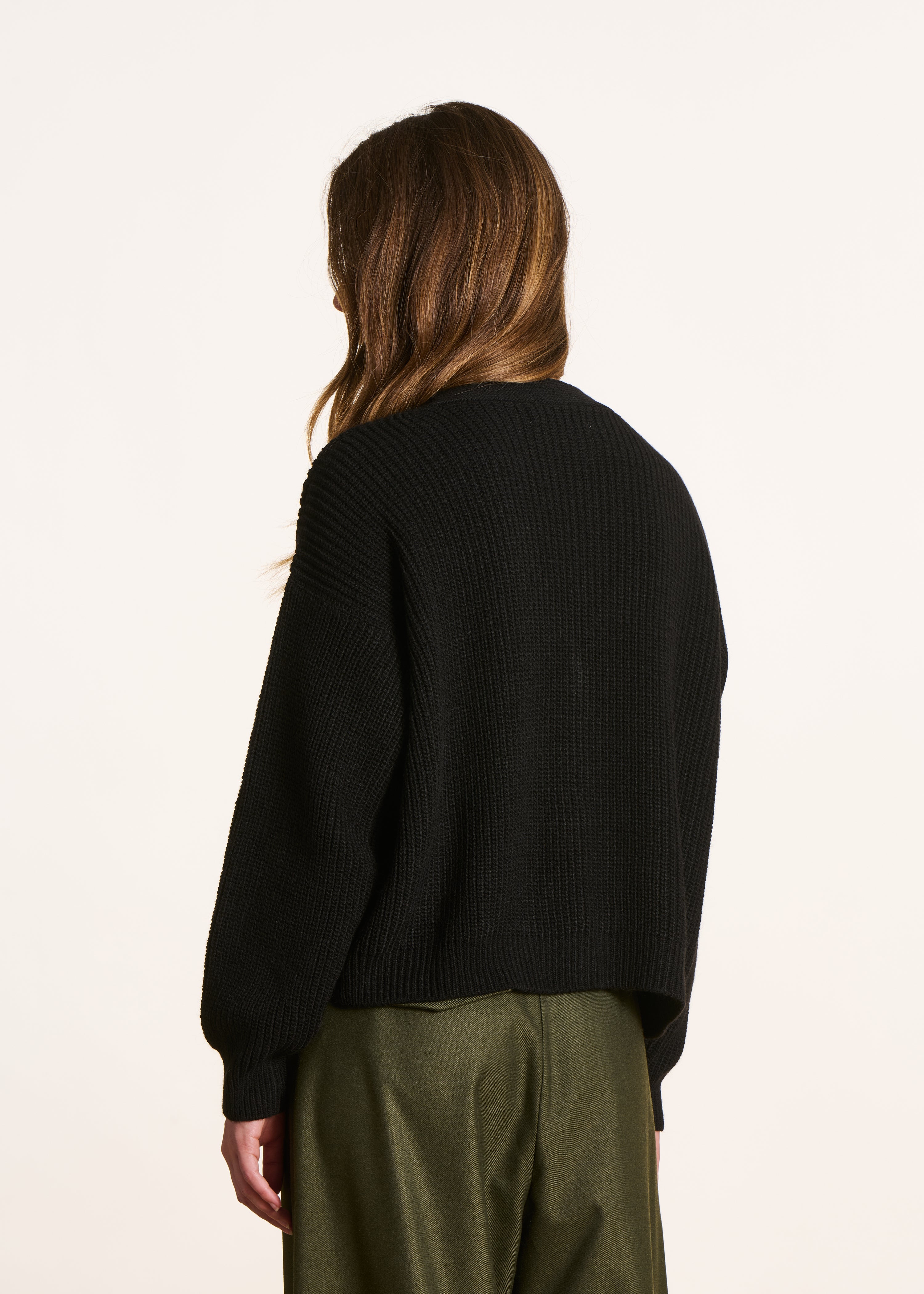 Loose-fitting short cardigan in black beaded rib knit