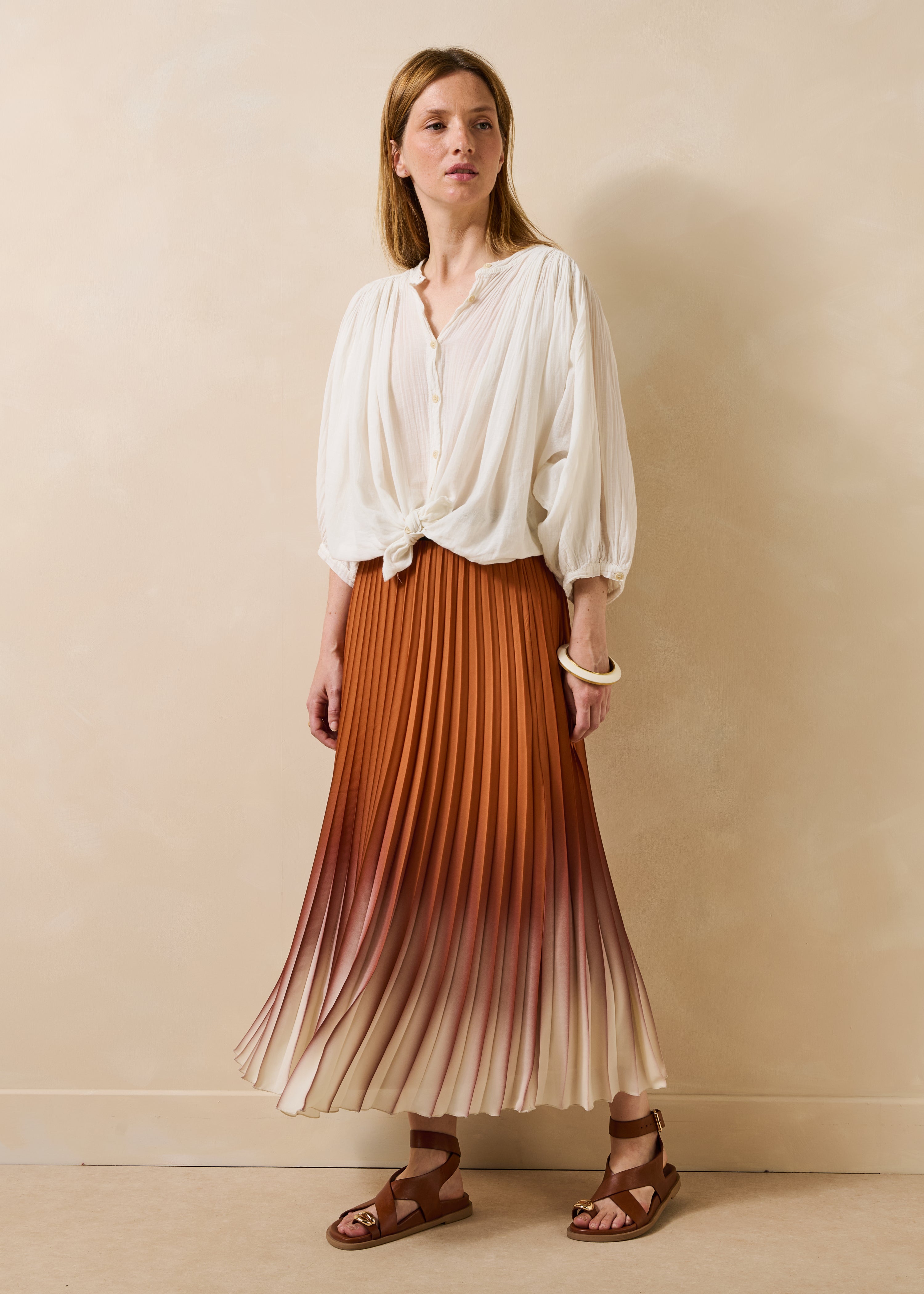 Jupe longue plissée marron à imprimé tie & dye
