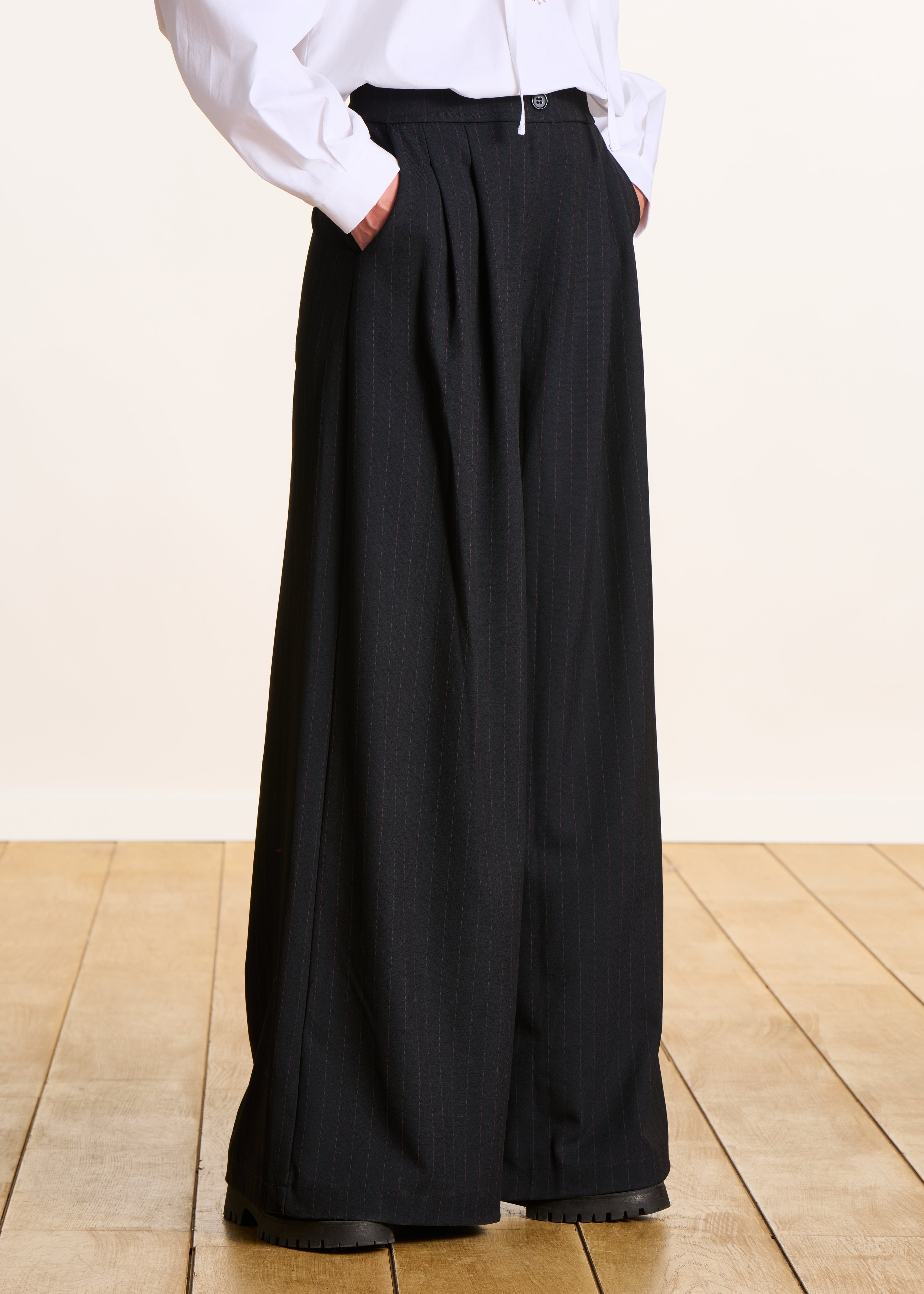 Dunkelblau gestreifte Oversize-Hose mit hoher Taille