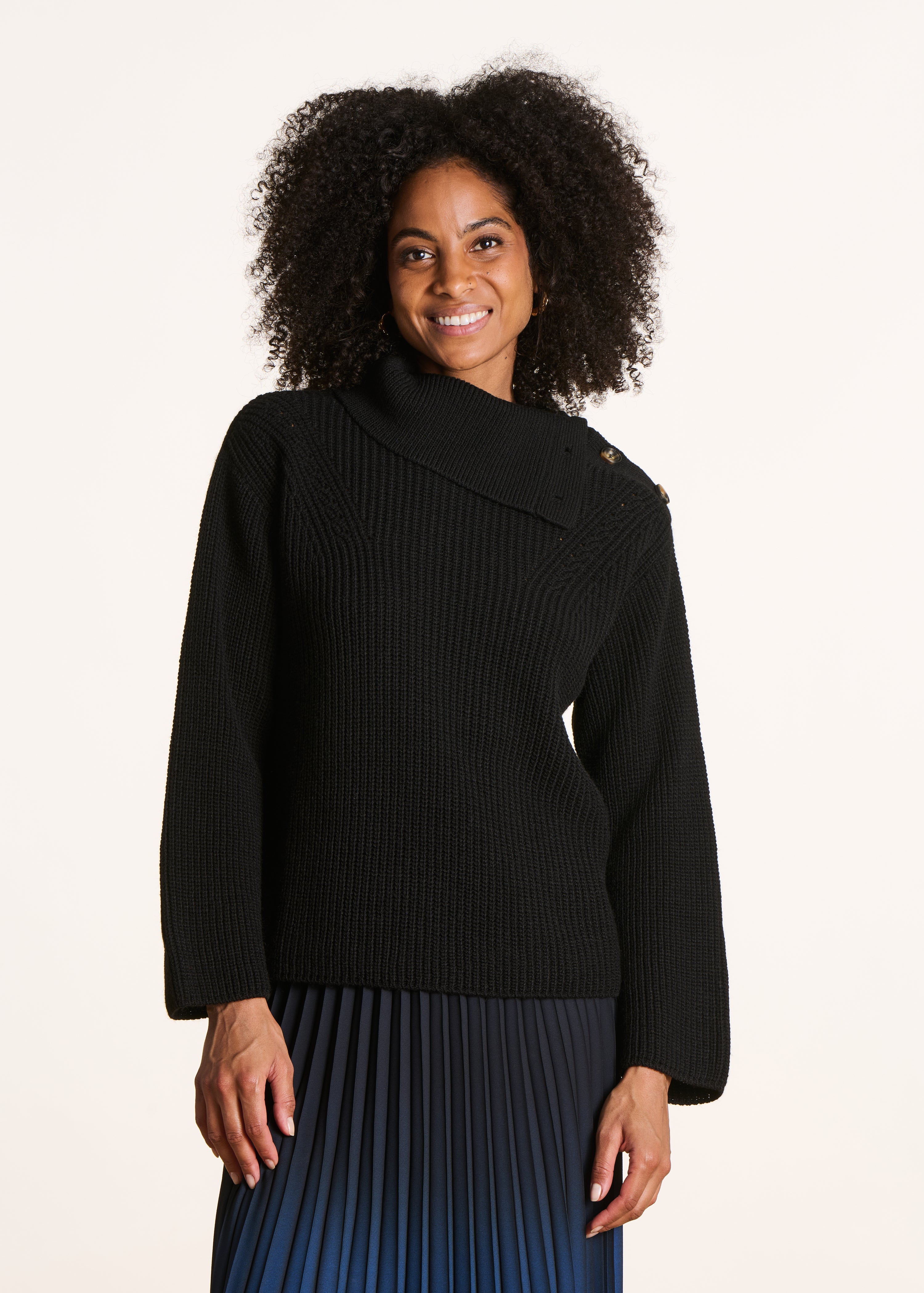 Weites schwarzes Pullover mit langen Ärmeln und asymmetrischem Kragen