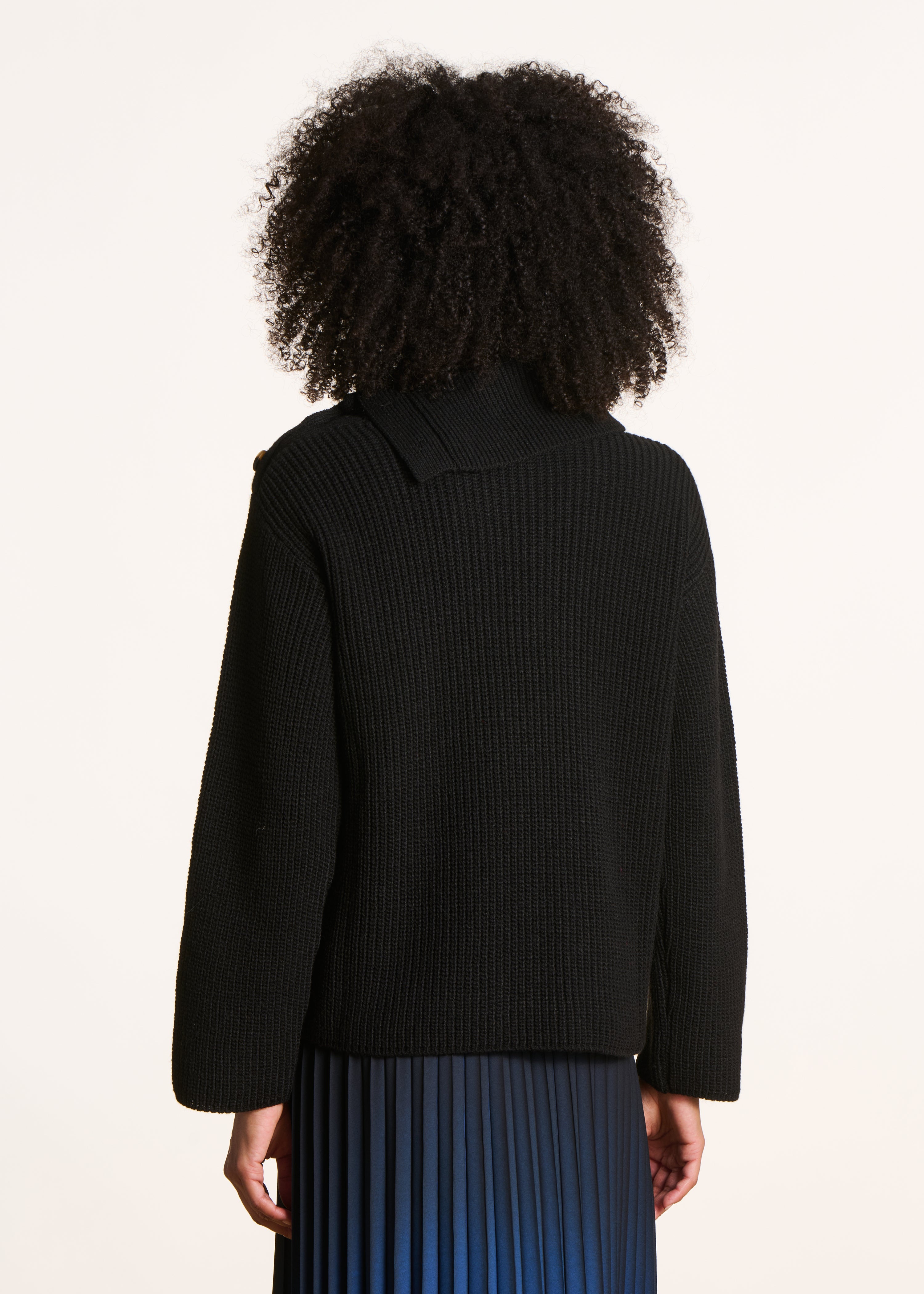 Weites schwarzes Pullover mit langen Ärmeln und asymmetrischem Kragen
