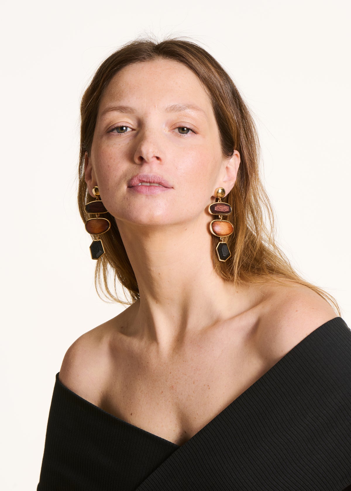 Boucles d'oreilles pendantes dorées avec bois