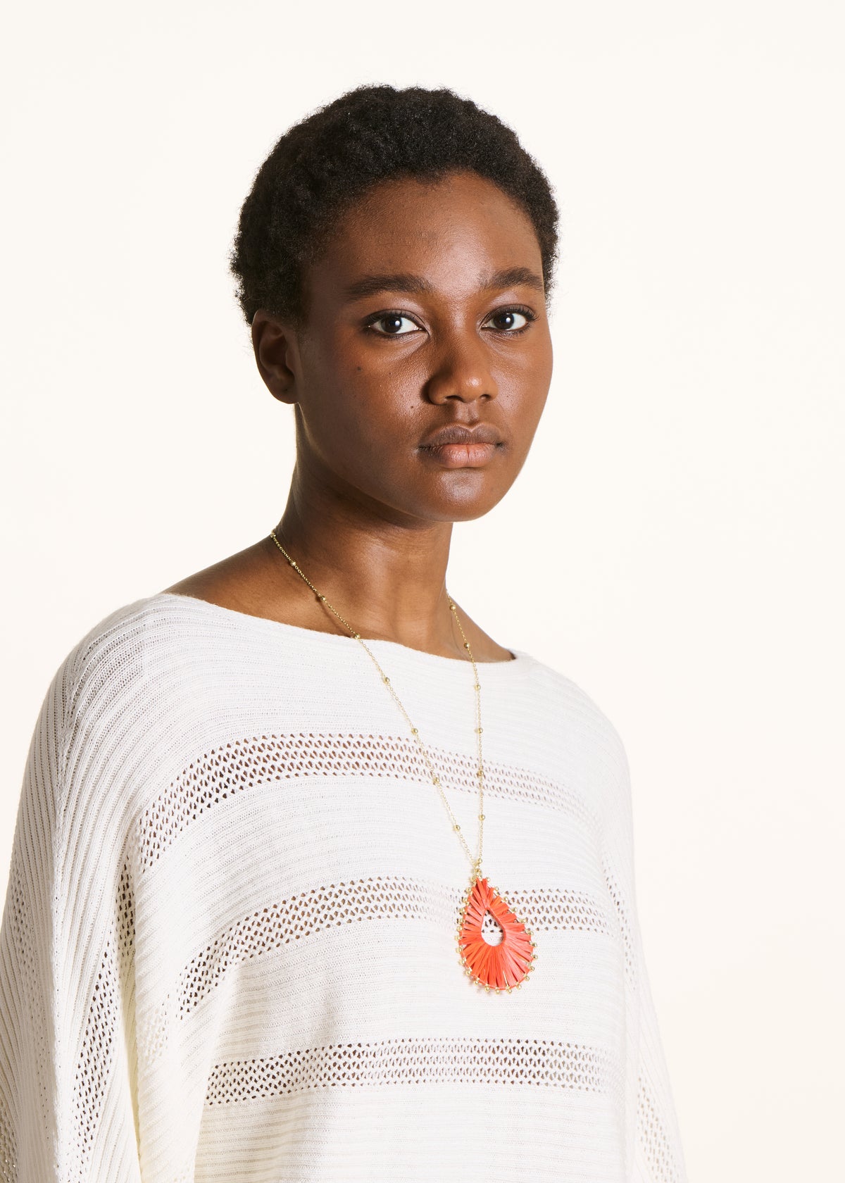 Collier rouge effet raphia